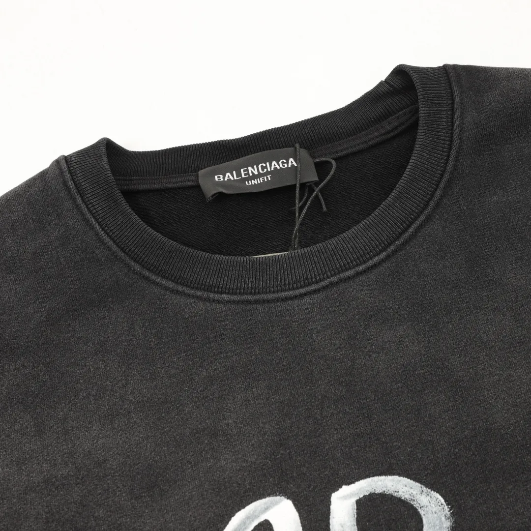 🅿️520 balenciaga/Balenciaga Gradient washed destroyed hand-painted cursive lettering round neck sweatshirt Customized high-weight knitted cotton fabric carefully made, particularly solid feel, full texture, soft and delicate, comfortable for the upper body, excellent moisture absorption and perspiration performance, not stuffy! The logo written in cursive on the chest is very conspicuous, and the gradient is washed and destroyed, making it highly recognizable! The loose OS cut is in line with the current trend aesthetic. It is very tolerant and can be easily styled if you wear it casually! size：S-L