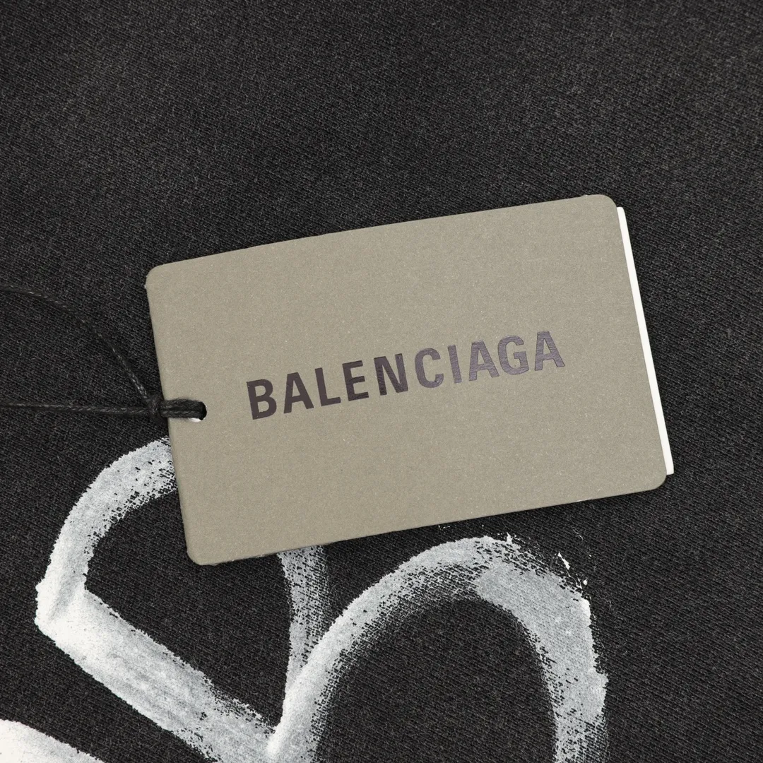 🅿️520 balenciaga/Balenciaga Gradient washed destroyed hand-painted cursive lettering round neck sweatshirt Customized high-weight knitted cotton fabric carefully made, particularly solid feel, full texture, soft and delicate, comfortable for the upper body, excellent moisture absorption and perspiration performance, not stuffy! The logo written in cursive on the chest is very conspicuous, and the gradient is washed and destroyed, making it highly recognizable! The loose OS cut is in line with the current trend aesthetic. It is very tolerant and can be easily styled if you wear it casually! size：S-L