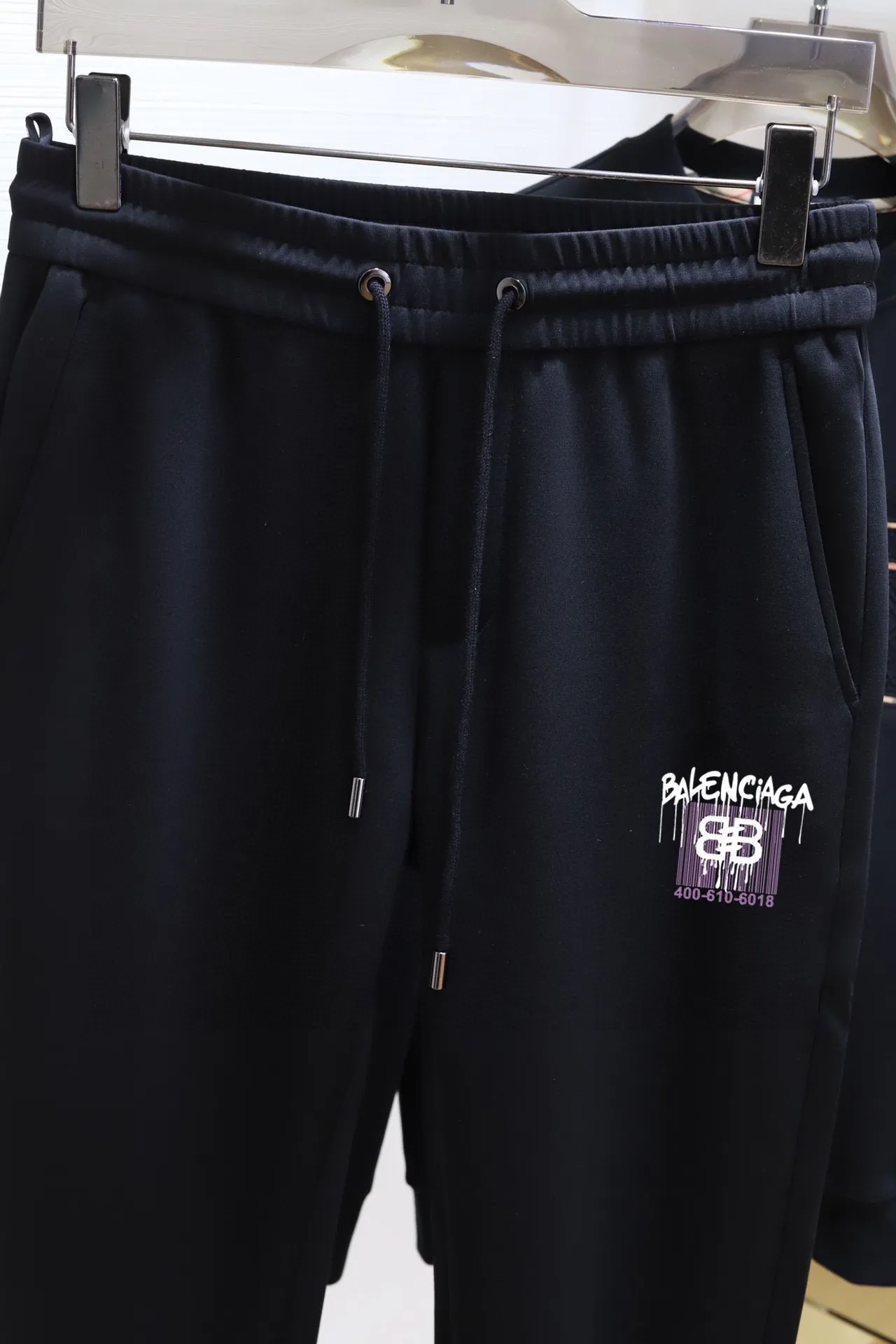 🅿️400 brand [BALENCIAGA] (velvet and thickened) 2025 autumn and winter new products, celebrities' favorite fashion-flavored casual suits, clean and neat tailoring, full of urban style. Made of high-quality customized fabrics, the lining has excellent thermal insulation effect, feels soft and dry, and the upper body effect is crisp and stylish. The three-dimensional cutting process and the pattern are all of high standards, and the silhouette version has the right benefits! It is not tight at all, and you feel good when you put it on. So many top-quality raw materials create high-end products with unparalleled value. It is the first choice for high-end fashion people. (Size: M-4XL can wear up to 200 pounds)