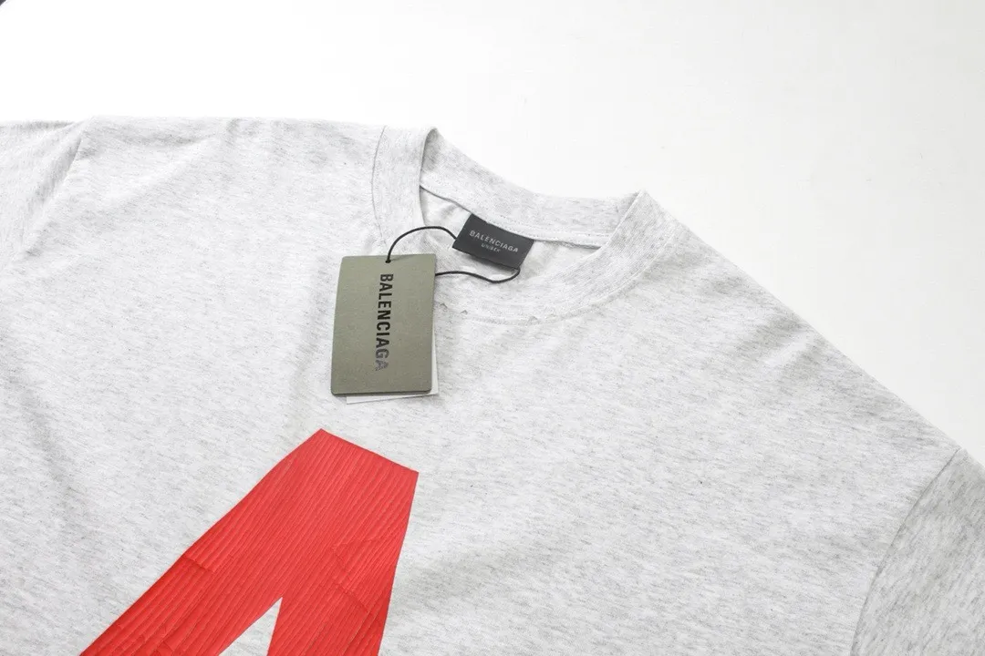 🅿️240 detailed pictures [Top version. Official website quality] BALENCI*GA/Paris. 2024 latest global limited edition. BALENCIAGA joins forces with Archive to create a long-sleeved T-shirt. Crack printed washed distressed T-shirt. Overweight craftsmanship, brick cabinet synchronization. ⚠️Distinguish the market currency, genuine research and development, worn. The hand painting is consistent with ZP, and the printing uses imported cracked environmentally friendly glue. The garments are washed, worn and worn. The whole piece is designed with heavy craftsmanship. Comparisons welcome. The version adopts OS loose shoulder design. Same style for men and women. Code: BL235031 Color: black, off-white Size: XS S M L