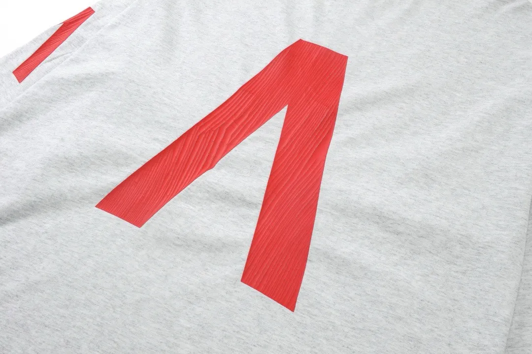 🅿️240 detailed pictures [Top version. Official website quality] BALENCI*GA/Paris. 2024 latest global limited edition. BALENCIAGA joins forces with Archive to create a long-sleeved T-shirt. Crack printed washed distressed T-shirt. Overweight craftsmanship, brick cabinet synchronization. ⚠️Distinguish the market currency, genuine research and development, worn. The hand painting is consistent with ZP, and the printing uses imported cracked environmentally friendly glue. The garments are washed, worn and worn. The whole piece is designed with heavy craftsmanship. Comparisons welcome. The version adopts OS loose shoulder design. Same style for men and women. Code: BL235031 Color: black, off-white Size: XS S M L