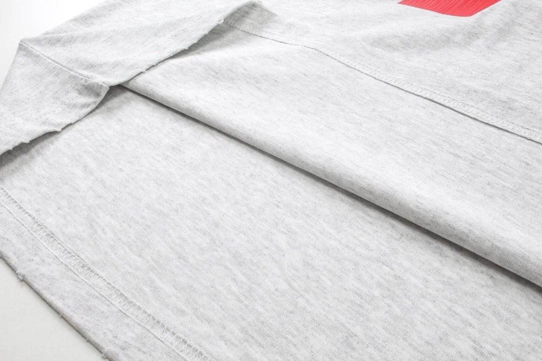 🅿️240 detailed pictures [Top version. Official website quality] BALENCI*GA/Paris. 2024 latest global limited edition. BALENCIAGA joins forces with Archive to create a long-sleeved T-shirt. Crack printed washed distressed T-shirt. Overweight craftsmanship, brick cabinet synchronization. ⚠️Distinguish the market currency, genuine research and development, worn. The hand painting is consistent with ZP, and the printing uses imported cracked environmentally friendly glue. The garments are washed, worn and worn. The whole piece is designed with heavy craftsmanship. Comparisons welcome. The version adopts OS loose shoulder design. Same style for men and women. Code: BL235031 Color: black, off-white Size: XS S M L
