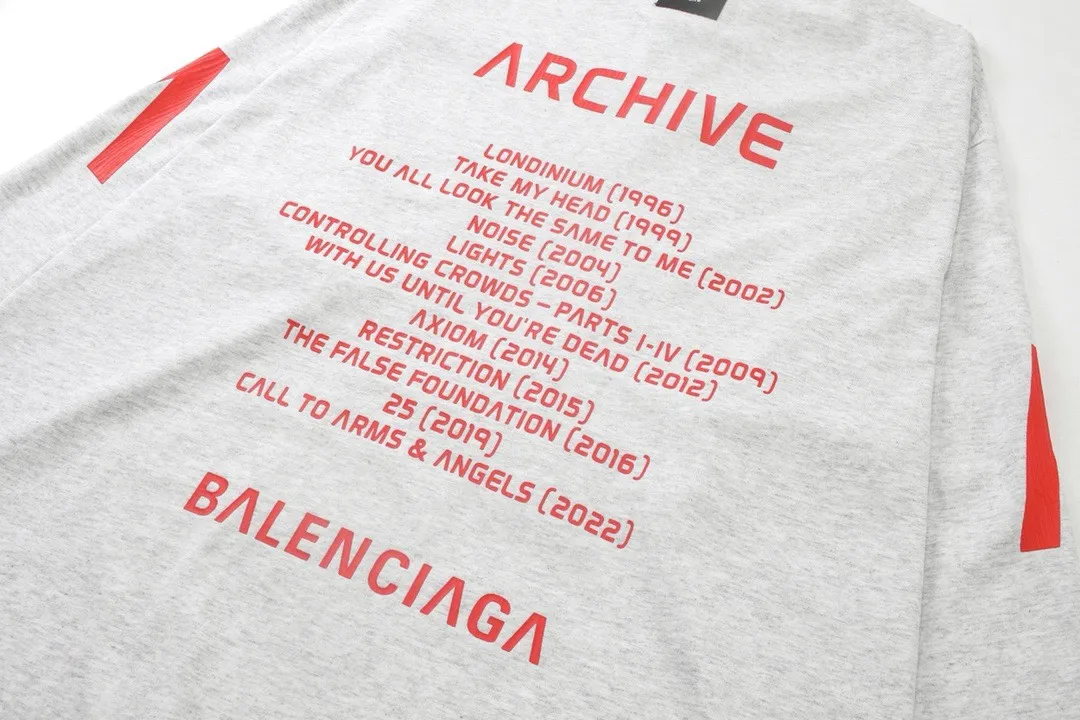 🅿️240 detailed pictures [Top version. Official website quality] BALENCI*GA/Paris. 2024 latest global limited edition. BALENCIAGA joins forces with Archive to create a long-sleeved T-shirt. Crack printed washed distressed T-shirt. Overweight craftsmanship, brick cabinet synchronization. ⚠️Distinguish the market currency, genuine research and development, worn. The hand painting is consistent with ZP, and the printing uses imported cracked environmentally friendly glue. The garments are washed, worn and worn. The whole piece is designed with heavy craftsmanship. Comparisons welcome. The version adopts OS loose shoulder design. Same style for men and women. Code: BL235031 Color: black, off-white Size: XS S M L