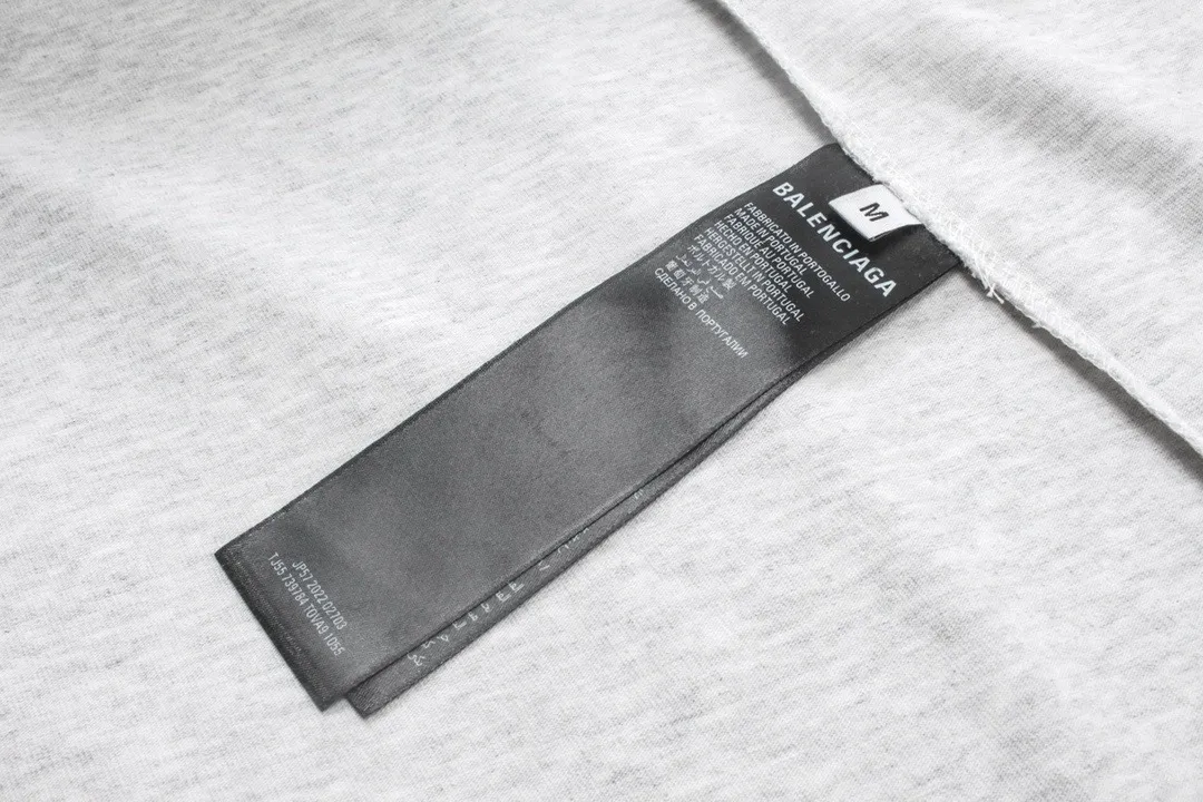 🅿️240 detailed pictures [Top version. Official website quality] BALENCI*GA/Paris. 2024 latest global limited edition. BALENCIAGA joins forces with Archive to create a long-sleeved T-shirt. Crack printed washed distressed T-shirt. Overweight craftsmanship, brick cabinet synchronization. ⚠️Distinguish the market currency, genuine research and development, worn. The hand painting is consistent with ZP, and the printing uses imported cracked environmentally friendly glue. The garments are washed, worn and worn. The whole piece is designed with heavy craftsmanship. Comparisons welcome. The version adopts OS loose shoulder design. Same style for men and women. Code: BL235031 Color: black, off-white Size: XS S M L