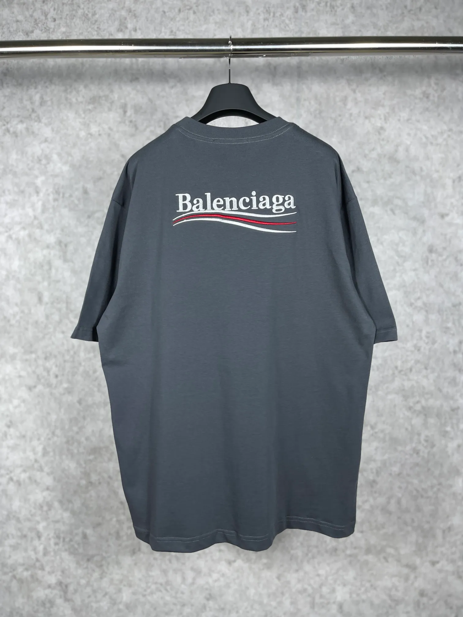 🅿️166 Real photos [Top version. Official website quality] BALENCI*GA/Paris#Classic.Coke embroidered short-sleeved T-shirt# The fabric is made of Paris ZP custom-woven and dyed cotton double yarn. Weighing 260 grams, the cloth surface is clean. The cloth pattern is clear, soft and comfortable. The threads are dyed with no color difference. The classic pattern embroidery uses an imported embroidery machine, and the embroidery thread color is embroidered according to the original color. It is produced according to the pictures in the special market. The letters are clear. The three-dimensional effect is strong. The version adopts the OS loose shoulder version. The same style for men and women. Coding: BL223028 Color: black. White. Dark gray. Brown. Light green. Purple. Off-white. Size: XS S M L