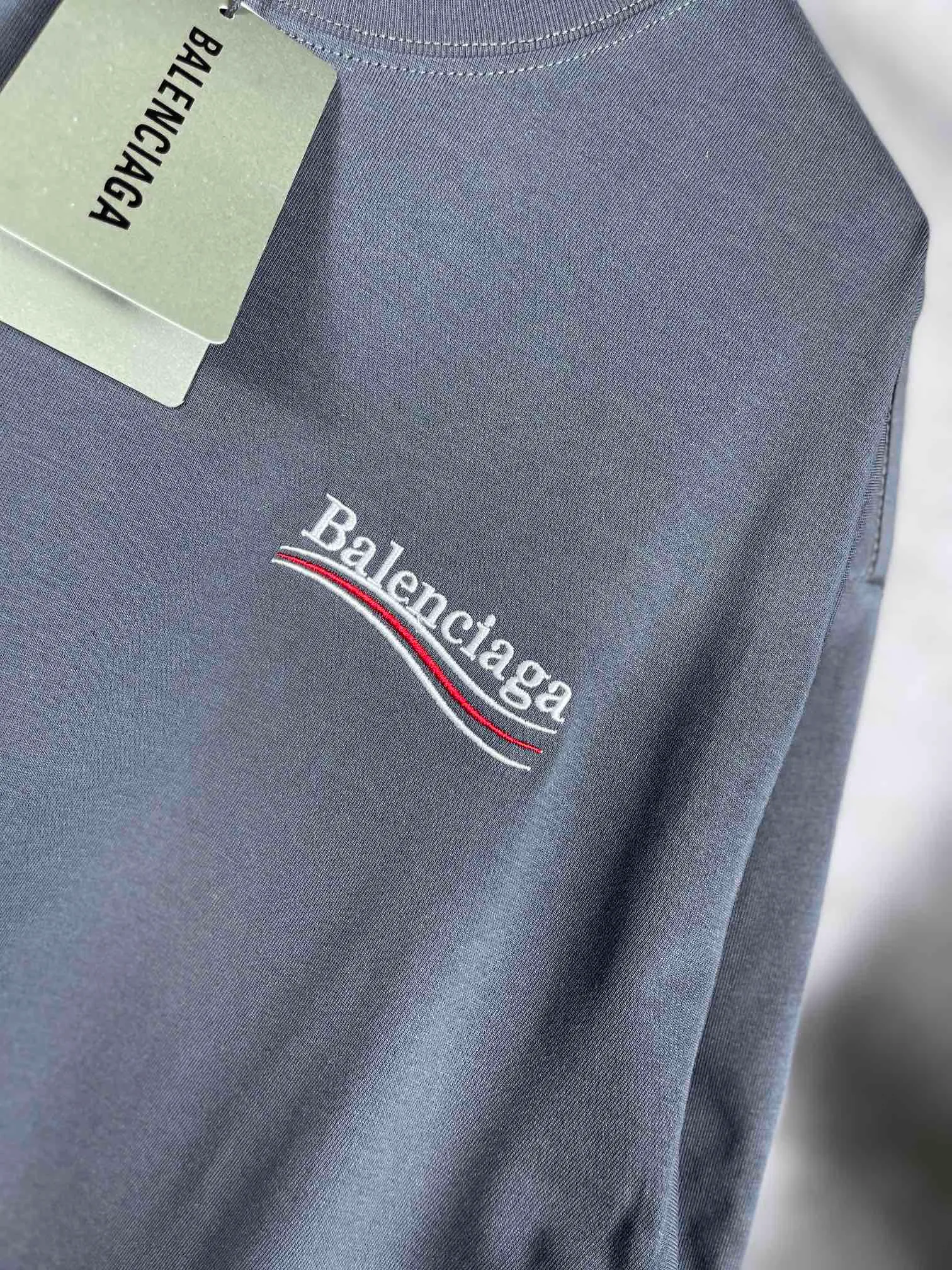 🅿️166 Real photos [Top version. Official website quality] BALENCI*GA/Paris#Classic.Coke embroidered short-sleeved T-shirt# The fabric is made of Paris ZP custom-woven and dyed cotton double yarn. Weighing 260 grams, the cloth surface is clean. The cloth pattern is clear, soft and comfortable. The threads are dyed with no color difference. The classic pattern embroidery uses an imported embroidery machine, and the embroidery thread color is embroidered according to the original color. It is produced according to the pictures in the special market. The letters are clear. The three-dimensional effect is strong. The version adopts the OS loose shoulder version. The same style for men and women. Coding: BL223028 Color: black. White. Dark gray. Brown. Light green. Purple. Off-white. Size: XS S M L