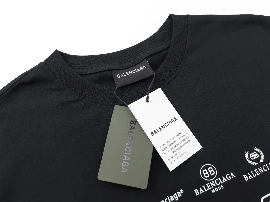 🅿️170 Detailed Picture [Top version. Official website quality] BALENCI*GA/Paris BALENCI*GA# 2023 spring and summer new style, printed with classic LOGO collection short-sleeved T-shirt. 2023 spring and summer new product. Brick cabinet synchronization. The fabric is made of Paris ZP custom-woven and dyed 100% cotton double yarn compact cotton. The weight is 260 grams. The cloth surface is clean. The cloth pattern is clear. Soft and comfortable. Good color fastness. Not easy to change color. The threads are woven and dyed with no color difference. The printing uses imported environmentally friendly rubber paddles, precision stencils, fine LOGO letters, clear letters, no burrs, and a three-dimensional effect. Restore brick cabinet. The version adopts OS loose shoulder version. Same style for men and women. Code: BL223071 Color: black, beige, pink, smoky gray, white. Size: XS to L