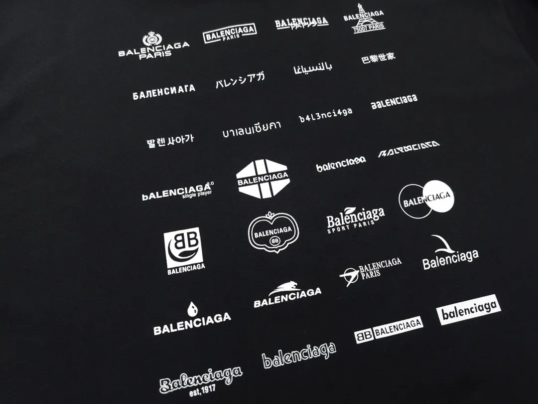 🅿️170 Detailed Picture [Top version. Official website quality] BALENCI*GA/Paris BALENCI*GA# 2023 spring and summer new style, printed with classic LOGO collection short-sleeved T-shirt. 2023 spring and summer new product. Brick cabinet synchronization. The fabric is made of Paris ZP custom-woven and dyed 100% cotton double yarn compact cotton. The weight is 260 grams. The cloth surface is clean. The cloth pattern is clear. Soft and comfortable. Good color fastness. Not easy to change color. The threads are woven and dyed with no color difference. The printing uses imported environmentally friendly rubber paddles, precision stencils, fine LOGO letters, clear letters, no burrs, and a three-dimensional effect. Restore brick cabinet. The version adopts OS loose shoulder version. Same style for men and women. Code: BL223071 Color: black, beige, pink, smoky gray, white. Size: XS to L
