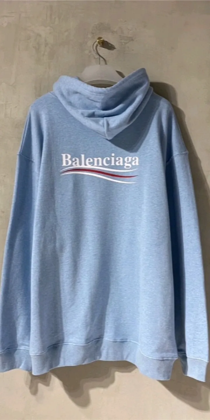 Real shot of the video - the top tested version of Balenciaga BALENCIAGA's classic Coke wave print hooded sweatshirt, developed from the original ZP version, 1:1 customized accessories and packaging (including logo Sydney paper + new moderator mark + washing + hangtag). The entire sweatshirt is made of 460g pure cotton large terry, and the wet weight can reach 490, giving it a full sense of thickness The printing uses the Israeli Kornit digital direct-injection process. The dye is added with 0.028 granular nano-plastics. When sprayed on the fabric, it has strong adhesion and is not afraid of strong washing and exposure (it is recommended to take care of the clothes), ensuring that the printing will not fall off after wearing. Customized washing, labeling, accessories, and hardware can reach professional standards. Whole piece of clothing, hat string, threaded fabric, produced in the same vat, 0 color difference, color: haze blue, size: XS-L P:450