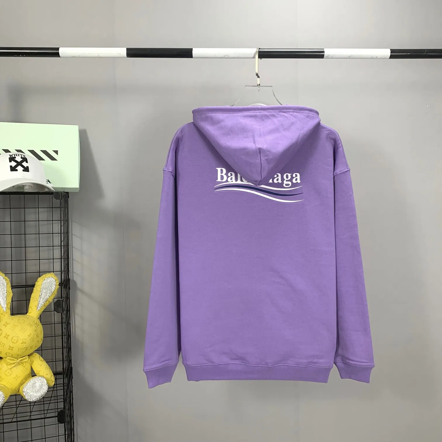 The top version of Balenciaga BALENCIAGA Cola Mailang embroidery printed men's and women's couple star's same style pure cotton hoodie hooded sweatshirt comes in three colors, ensuring the same fabric as the original version, no color difference! Customized dyeing in a package! INS, Xiaohongshu’s popular style, classics that never fade away! The king of orders in Spain, the fried chicken is highly recommended! 480% pure cotton terry fabric, comfortable and warm! Full of drape! The printing uses Tajima embroidery machine imported from Japan, which is known as the fighter among embroidery machines. The embroidery is meticulous, with no threads or skipped threads, the printing and embroidery are full and fine, and the letter spacing is consistent with ZP! Wearing it gives you full confidence and peace of mind! The labels and washes are all correct! On behalf of G at the same level! Consistent packaging at the counter! Size: XS-L Color: Purple light gray white gray P:450