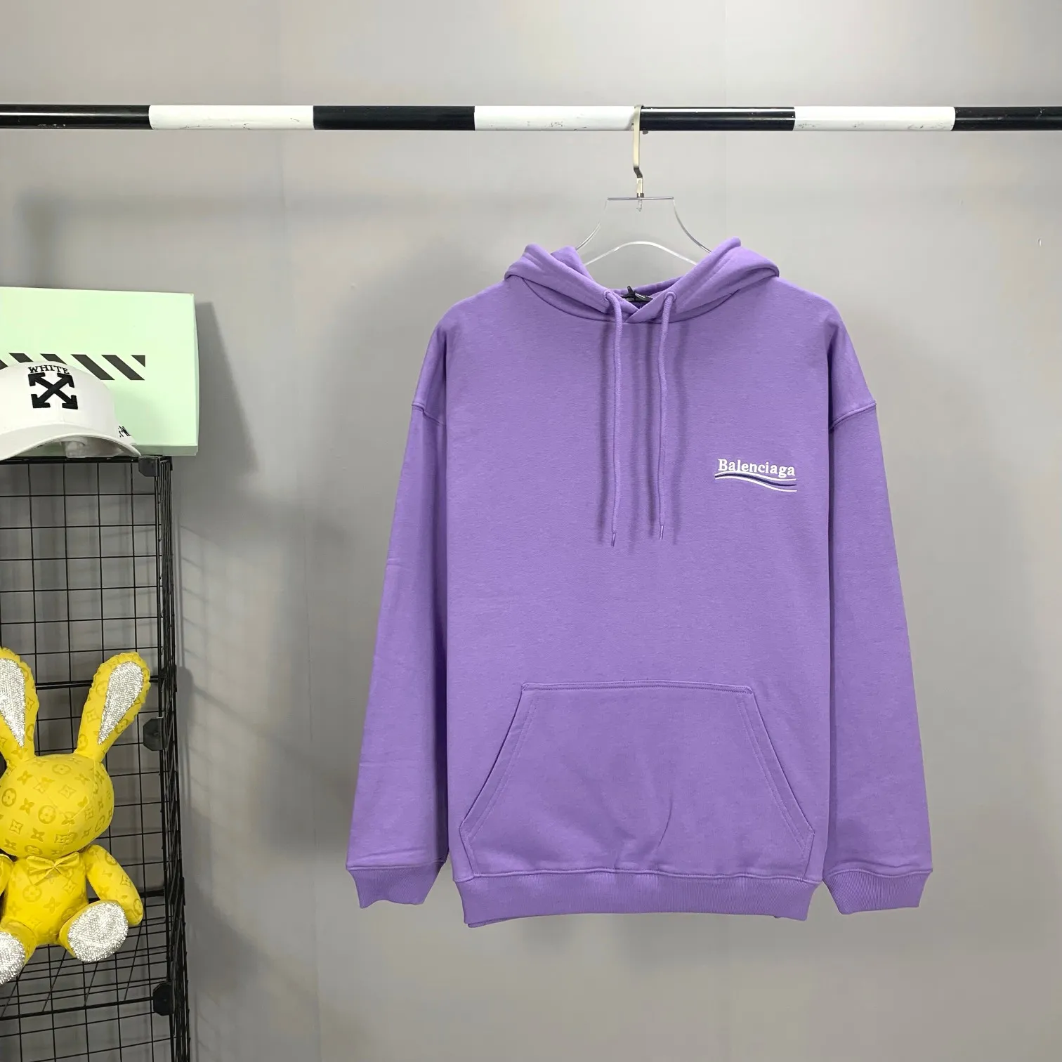 The top version of Balenciaga BALENCIAGA Cola Mailang embroidery printed men's and women's couple star's same style pure cotton hoodie hooded sweatshirt comes in three colors, ensuring the same fabric as the original version, no color difference! Customized dyeing in a package! INS, Xiaohongshu’s popular style, classics that never fade away! The king of orders in Spain, the fried chicken is highly recommended! 480% pure cotton terry fabric, comfortable and warm! Full of drape! The printing uses Tajima embroidery machine imported from Japan, which is known as the fighter among embroidery machines. The embroidery is meticulous, with no threads or skipped threads, the printing and embroidery are full and fine, and the letter spacing is consistent with ZP! Wearing it gives you full confidence and peace of mind! The labels and washes are all correct! On behalf of G at the same level! Consistent packaging at the counter! Size: XS-L Color: Purple light gray white gray P:450