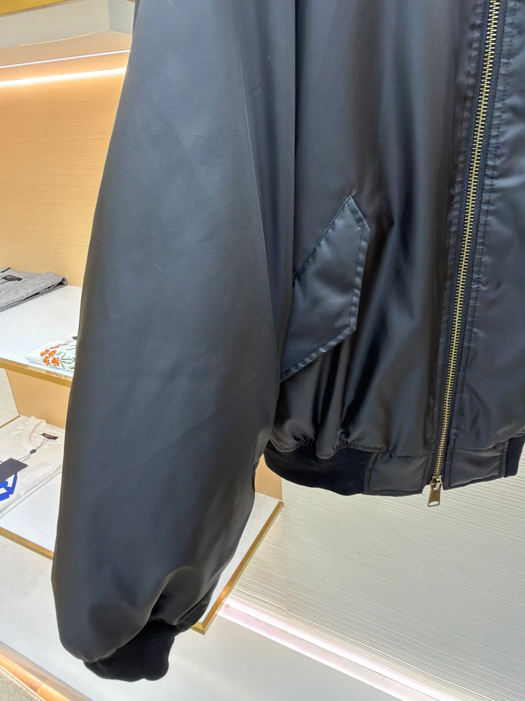 Balenciaga patch bomber jacket ●Original version: Purchased and developed for 24500 ●Item number: 1681007-C20 ●Fabric: dense-pore cold-pressed fiber nylon fabric ●Technology: embroidery production ●Version: loose version ●Weight: about 925 grams ●Size: 44-46-48-50 ●Description: Customized dense-pore cold-pressed fiber nylon cloth and velvet cloud cotton sheet inside, full texture, thick and solid Every inch contains a heavy warmth. It is based on pure black to support all the edges. The slightly dropped shoulder silhouette embraces the body shape. The gilt lion emblem patch is embellished on the chest. It continues the identity identification function of the badge. It is a silent statement worn on the body. The lining and padding design highlight the wrapping effect. It cleverly combines the warmth of cotton clothing and the aesthetics of life. In the name of design, it leads the trend and adopts imported machine embroidery technology. Use advanced computer control system and precision mechanical components. Paris lion emblem patch embroidery work with high precision, smooth and delicate lines, purely manual water disassembly process. After completing the initial combination of the lining fabric and the cotton piece, the craftsman will further adjust and disassemble it in the water. The lining fabric and the cotton piece can achieve a perfect combination, making the lining fabric and the cotton piece more closely combined. Beautiful and neat, template machine bag opening. The preset template guides the position, shape and size of the bag opening. The accuracy ensures the quality of the bag opening effect. The overall wiring is straight and delicate, the fabric is comfortable and soft, and the color is consistent without color difference. It can be matched with the same style to create a fashionable look and control various occasions. Customized accessories, complete with three standards, same style for men and women!