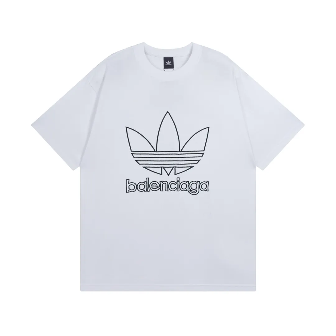 🅿️174 Detailed picture [Top version. Official website quality] BALENCI*GA/Paris joint Adidas front embroidered LOGO short-sleeved T-shirt# The fabric is made of Paris ZP custom-woven and dyed cotton double yarn. Weighing 260 grams, the cloth surface is clean. The cloth pattern is clear, soft and comfortable. The color fastness is good. It is not easy to change color. The threads are dyed with no color difference. The LOGO pattern letters are embroidered using imported embroidery machines, and the letters are three-dimensional and full. It is produced in Jubie market based on pictures, and comparisons are welcome. Restored brick cabinets. The version adopts OS loose shoulder version. Same style for men and women. Code: BL223059 Color: dark green. Black, white Size: XS to L