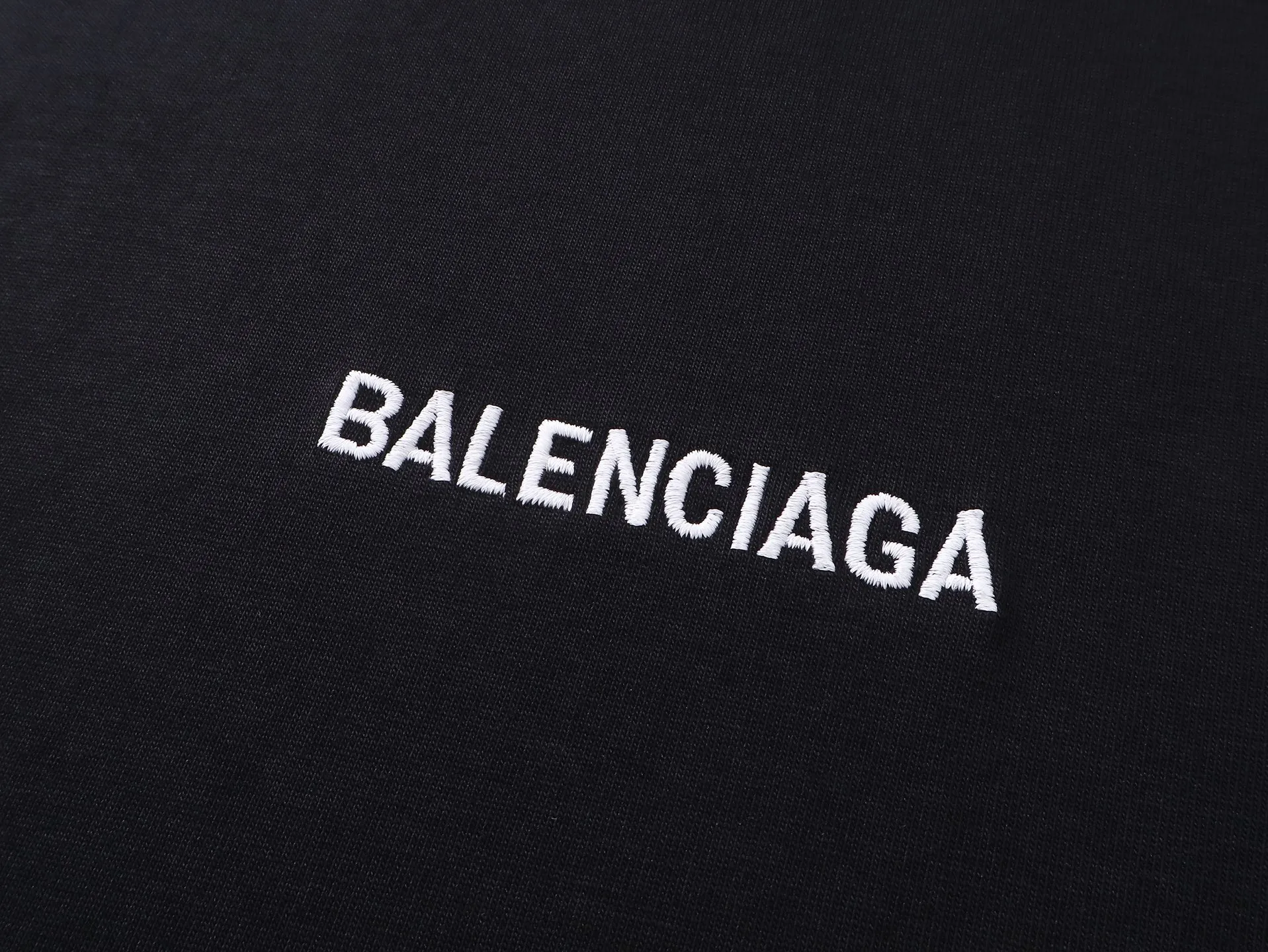 🅿️240 real photos [Top version. Official website quality] BALENCI*GA/SS25 new model. Paris letters LOGO embroidered on the front and back, double-layered two-piece set of washed and worn distressed short-sleeved T-shirt # with multiple spots on the back distressed and distressed SS25 latest style. Research and development at the first time, different market currencies. Comparisons welcome. The fabric is made of Paris ZP custom-woven and dyed cotton double yarn. Weighing 260 grams, the cloth surface is clean. The cloth pattern is clear, soft and comfortable. The threads are dyed with no color difference. The embroidery is done with embroidery machines imported from Tajima, and the garments are washed and worn to make them look old. Jubie market currency. Welcome to compare. The version adopts OS loose shoulder design. Same style for men and women. Code: BL253707 Color: Black Size: XS S M L