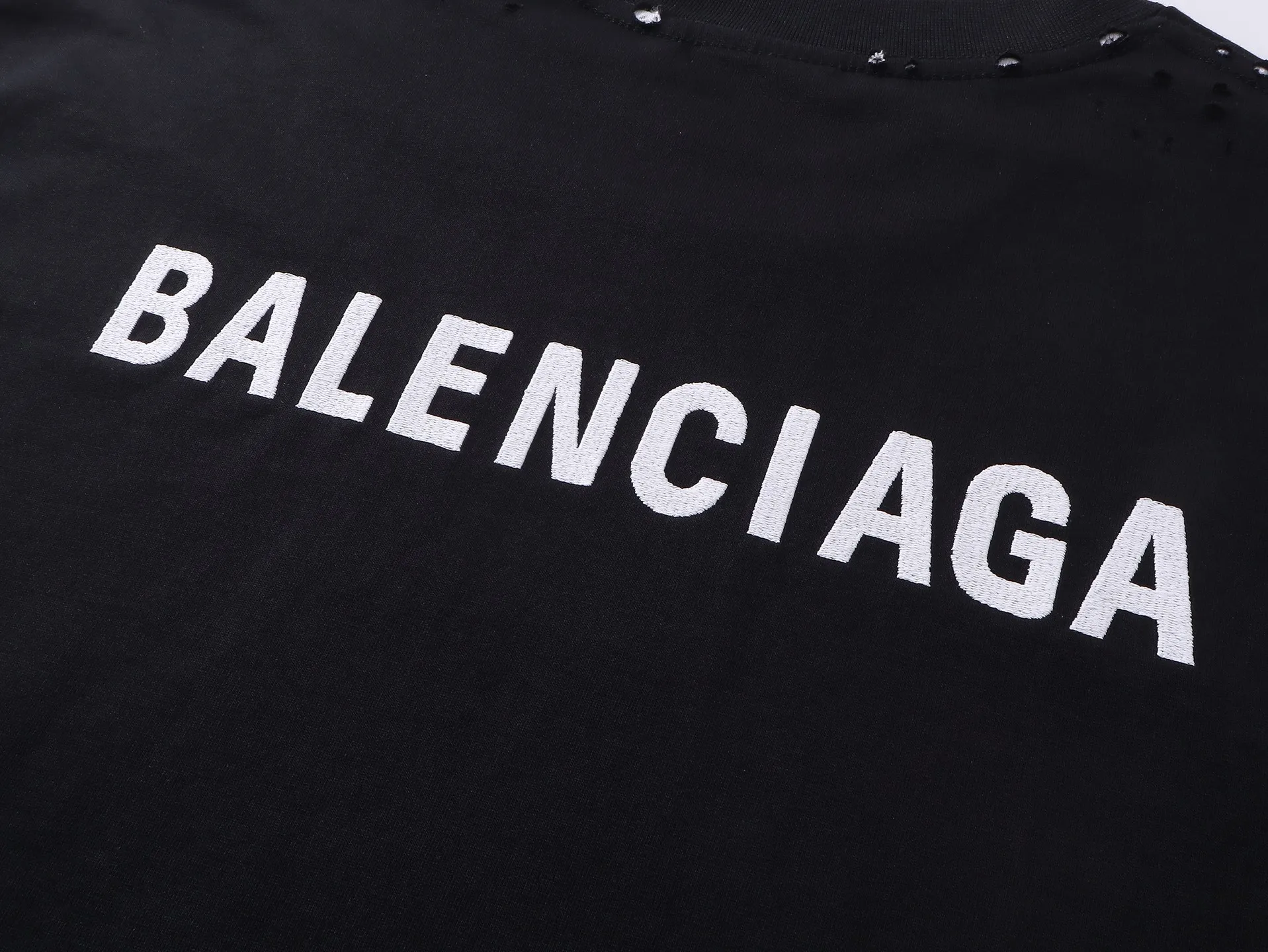 🅿️240 real photos [Top version. Official website quality] BALENCI*GA/SS25 new model. Paris letters LOGO embroidered on the front and back, double-layered two-piece set of washed and worn distressed short-sleeved T-shirt # with multiple spots on the back distressed and distressed SS25 latest style. Research and development at the first time, different market currencies. Comparisons welcome. The fabric is made of Paris ZP custom-woven and dyed cotton double yarn. Weighing 260 grams, the cloth surface is clean. The cloth pattern is clear, soft and comfortable. The threads are dyed with no color difference. The embroidery is done with embroidery machines imported from Tajima, and the garments are washed and worn to make them look old. Jubie market currency. Welcome to compare. The version adopts OS loose shoulder design. Same style for men and women. Code: BL253707 Color: Black Size: XS S M L