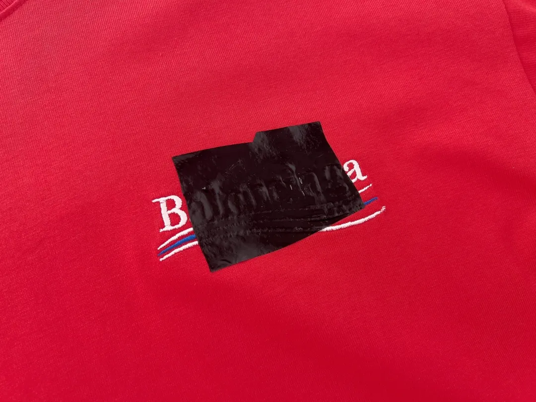 🅿️176 Detailed picture [Top version. Official website quality] BALENCI*GA/Paris#Classic. Coke embroidered black rubber short-sleeved T-shirt# The fabric is made of Paris ZP custom-woven and dyed cotton double yarn. Weighing 260 grams, the cloth surface is clean. The cloth pattern is clear, soft and comfortable. The color fastness is good. It is not easy to change color. The threads are dyed with no color difference. The classic pattern embroidery uses an imported embroidery machine, and the embroidery thread color is based on the original color. It is produced based on the pictures in the Jubie market. The letters are clear. The three-dimensional effect is strong. The embroidered flowers are laminated on the finished product. The version adopts OS loose shoulder design. Same style for men and women. Code: BL223008 Color: black, off-white, ash, red Size: XS S M L