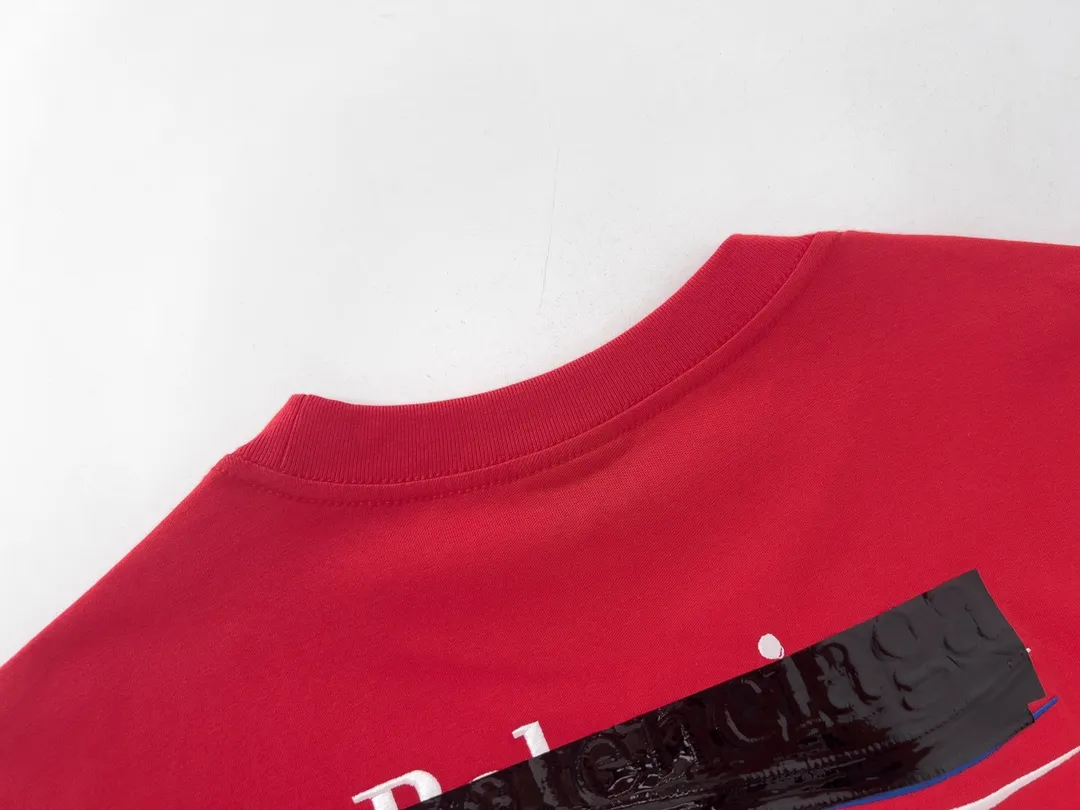 🅿️176 Detailed picture [Top version. Official website quality] BALENCI*GA/Paris#Classic. Coke embroidered black rubber short-sleeved T-shirt# The fabric is made of Paris ZP custom-woven and dyed cotton double yarn. Weighing 260 grams, the cloth surface is clean. The cloth pattern is clear, soft and comfortable. The color fastness is good. It is not easy to change color. The threads are dyed with no color difference. The classic pattern embroidery uses an imported embroidery machine, and the embroidery thread color is based on the original color. It is produced based on the pictures in the Jubie market. The letters are clear. The three-dimensional effect is strong. The embroidered flowers are laminated on the finished product. The version adopts OS loose shoulder design. Same style for men and women. Code: BL223008 Color: black, off-white, ash, red Size: XS S M L