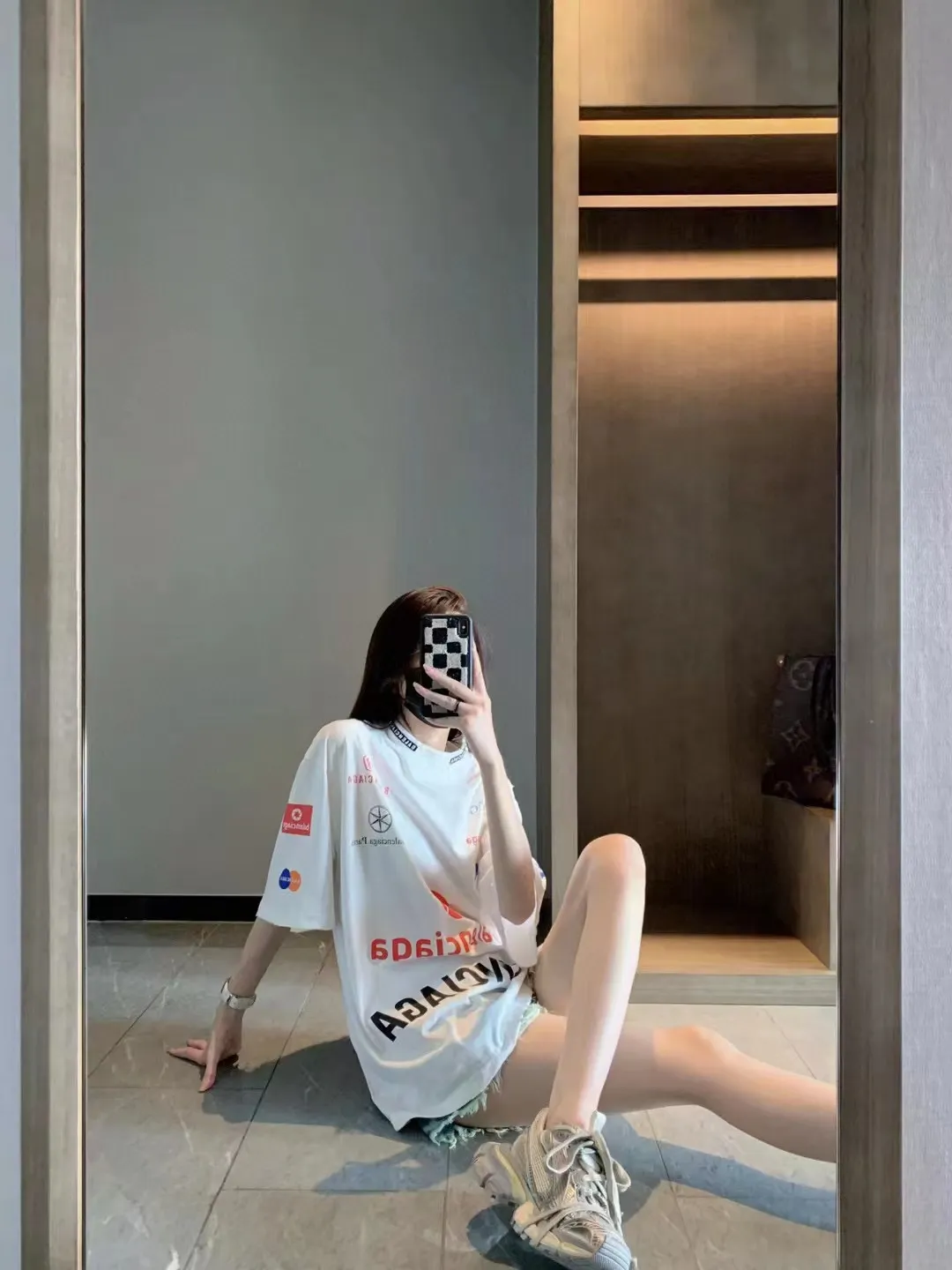 🎀Hot model pictures🎀Top tested version Balenciaga new BLCG Balenciaga 2023 latest LOGO collection embroidery couple star same style short-sleeved T-shirt ⚠️Original purchase 8,900, fine cotton plain fabric, rib embroidery technology, high elastic glue printing, hole distressed effect, loose outline version, full set of accessories #worsted breathable cotton fabric Made of specific heavyweight 32S cotton jersey fabric, 230 grams in weight; with 32s+70D drawbar thread, 300g: 95/cotton*5% spandex double yarn rib. The worsted cotton material is light, thin and breathable, with a strong cotton feel on the hand and strong breathability and moisture absorption; the threads are woven into combed cotton fabric using a blending process, making the fabric very soft to the touch. The worsted cotton material is light and breathable, has a strong cotton feel on the hand, is breathable and hygroscopic; it is not easy to wrinkle and does not require special care. 32-needle high-end textile imported from the rib, 70D ultra-fine elastic stitching, nearly non-feeling stitching, comfortable and fit the body shape.  #Threads are decorated with classic brand letter embroidery. The hollow letter embroidery is very fine and dense, the hollow lines are clear and the embroidery surface has a strong three-dimensional effect. The linen material embroidery thread is combined with encrypted processing, and the embroidery body has a subtle matte visual texture.  #High-elastic glue printing process Full-width trademark printing pattern, multi-color paste treatment. Elastic glue printing uses a highly elastic adhesive. The film has good elasticity and a soft hand feel. In order to ensure that the outline of the printed pattern is clear, white paste is printed on the edge of the pattern. On the one hand, it can enhance the three-dimensional effect of the pattern. On the other hand, it can also fix the organizational structure of the fabric so that the warp and weft yarns of the fabric are not loose and have a certain tensile strength and tearing strength.  #Unique hole-in-the-dark effect. The heavy-duty pure cotton material is used in some parts and is deliberately treated to have the effect of wear and tear. The damaged distressing treatment greatly increases the interest of the clothing. While adding to the layering of the clothing, the artistic flavor of the clothing is also vividly displayed.  Classic loose H drop shoulder style, smooth ribbed round neck, inner back collar strip to prevent deformation, internal seams with elastic inserts to prevent shoulder seams from deforming after multiple washes; cuffs and hem are edged with specially machined double topstitching.  Size: XS-L Color: White P:310