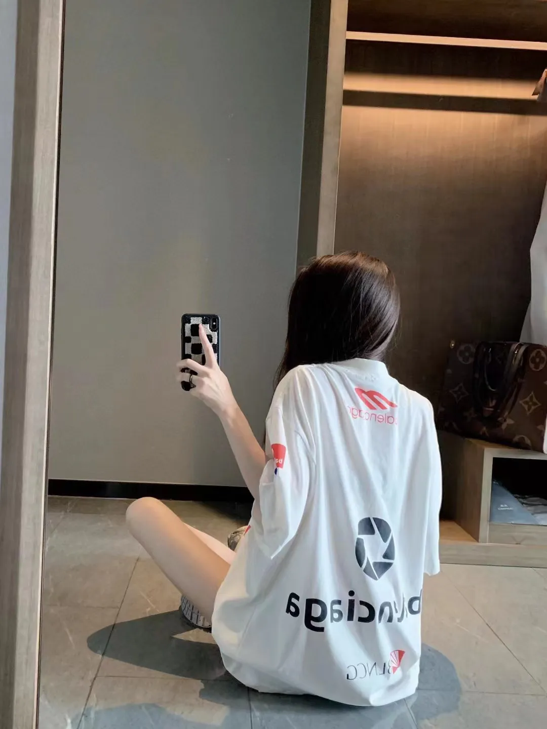 🎀Hot model pictures🎀Top tested version Balenciaga new BLCG Balenciaga 2023 latest LOGO collection embroidery couple star same style short-sleeved T-shirt ⚠️Original purchase 8,900, fine cotton plain fabric, rib embroidery technology, high elastic glue printing, hole distressed effect, loose outline version, full set of accessories #worsted breathable cotton fabric Made of specific heavyweight 32S cotton jersey fabric, 230 grams in weight; with 32s+70D drawbar thread, 300g: 95/cotton*5% spandex double yarn rib. The worsted cotton material is light, thin and breathable, with a strong cotton feel on the hand and strong breathability and moisture absorption; the threads are woven into combed cotton fabric using a blending process, making the fabric very soft to the touch. The worsted cotton material is light and breathable, has a strong cotton feel on the hand, is breathable and hygroscopic; it is not easy to wrinkle and does not require special care. 32-needle high-end textile imported from the rib, 70D ultra-fine elastic stitching, nearly non-feeling stitching, comfortable and fit the body shape.  #Threads are decorated with classic brand letter embroidery. The hollow letter embroidery is very fine and dense, the hollow lines are clear and the embroidery surface has a strong three-dimensional effect. The linen material embroidery thread is combined with encrypted processing, and the embroidery body has a subtle matte visual texture.  #High-elastic glue printing process Full-width trademark printing pattern, multi-color paste treatment. Elastic glue printing uses a highly elastic adhesive. The film has good elasticity and a soft hand feel. In order to ensure that the outline of the printed pattern is clear, white paste is printed on the edge of the pattern. On the one hand, it can enhance the three-dimensional effect of the pattern. On the other hand, it can also fix the organizational structure of the fabric so that the warp and weft yarns of the fabric are not loose and have a certain tensile strength and tearing strength.  #Unique hole-in-the-dark effect. The heavy-duty pure cotton material is used in some parts and is deliberately treated to have the effect of wear and tear. The damaged distressing treatment greatly increases the interest of the clothing. While adding to the layering of the clothing, the artistic flavor of the clothing is also vividly displayed.  Classic loose H drop shoulder style, smooth ribbed round neck, inner back collar strip to prevent deformation, internal seams with elastic inserts to prevent shoulder seams from deforming after multiple washes; cuffs and hem are edged with specially machined double topstitching.  Size: XS-L Color: White P:310