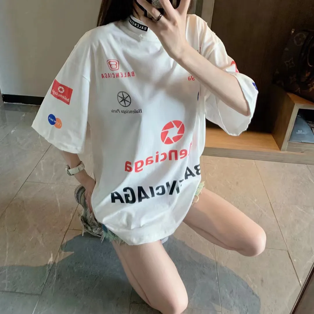 🎀Hot model pictures🎀Top tested version Balenciaga new BLCG Balenciaga 2023 latest LOGO collection embroidery couple star same style short-sleeved T-shirt ⚠️Original purchase 8,900, fine cotton plain fabric, rib embroidery technology, high elastic glue printing, hole distressed effect, loose outline version, full set of accessories #worsted breathable cotton fabric Made of specific heavyweight 32S cotton jersey fabric, 230 grams in weight; with 32s+70D drawbar thread, 300g: 95/cotton*5% spandex double yarn rib. The worsted cotton material is light, thin and breathable, with a strong cotton feel on the hand and strong breathability and moisture absorption; the threads are woven into combed cotton fabric using a blending process, making the fabric very soft to the touch. The worsted cotton material is light and breathable, has a strong cotton feel on the hand, is breathable and hygroscopic; it is not easy to wrinkle and does not require special care. 32-needle high-end textile imported from the rib, 70D ultra-fine elastic stitching, nearly non-feeling stitching, comfortable and fit the body shape.  #Threads are decorated with classic brand letter embroidery. The hollow letter embroidery is very fine and dense, the hollow lines are clear and the embroidery surface has a strong three-dimensional effect. The linen material embroidery thread is combined with encrypted processing, and the embroidery body has a subtle matte visual texture.  #High-elastic glue printing process Full-width trademark printing pattern, multi-color paste treatment. Elastic glue printing uses a highly elastic adhesive. The film has good elasticity and a soft hand feel. In order to ensure that the outline of the printed pattern is clear, white paste is printed on the edge of the pattern. On the one hand, it can enhance the three-dimensional effect of the pattern. On the other hand, it can also fix the organizational structure of the fabric so that the warp and weft yarns of the fabric are not loose and have a certain tensile strength and tearing strength.  #Unique hole-in-the-dark effect. The heavy-duty pure cotton material is used in some parts and is deliberately treated to have the effect of wear and tear. The damaged distressing treatment greatly increases the interest of the clothing. While adding to the layering of the clothing, the artistic flavor of the clothing is also vividly displayed.  Classic loose H drop shoulder style, smooth ribbed round neck, inner back collar strip to prevent deformation, internal seams with elastic inserts to prevent shoulder seams from deforming after multiple washes; cuffs and hem are edged with specially machined double topstitching.  Size: XS-L Color: White P:310