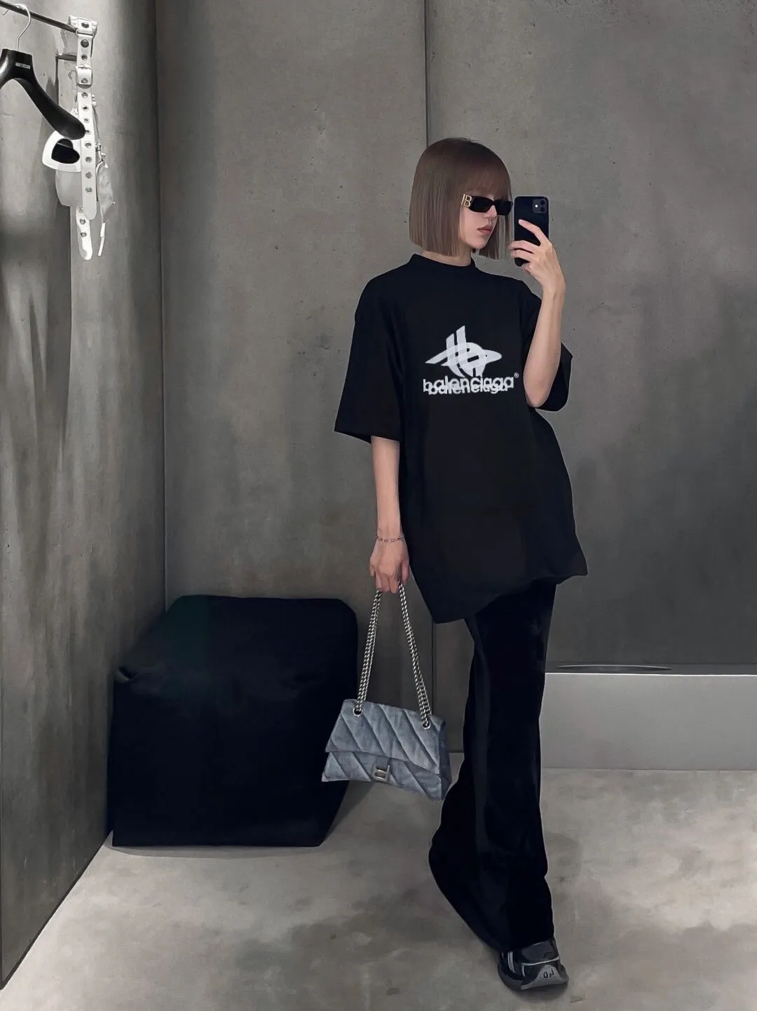 ♻️💯Upper body reference model picture❤️Top tested version Balenciaga 23SS same style short-sleeved T-shirt with overlapping letters for male and female couples Vintage plain knitted worsted fabric, stretch glue printing, large silhouette YB development uses specific heavyweight 16S fine cotton jersey fabric, 230g weight; with 32s+70D drawbar thread, 260g: 95/fine cotton*5% spandex double yarn rib. ‼ ️The worsted cotton material is light and breathable, feels soft and comfortable against the skin, has strong breathability and hygroscopicity; the threads are woven into combed cotton fabric using blending technology, which is not easy to wrinkle and does not require special care. ‼ ️High-density elastic glue printing! According to the original color, the same color glue material is specially selected, and high-elastic frame glue printing is selected. ‼ ️Increases the elasticity of the printed area, and at the same time has strong penetration and color fastness, especially on cotton fabrics. The details of the printing are very well handled, with no burrs or traces of crossing the border. ‼ ️After technical processing of the printing screen, the slurry can penetrate into the fabric where there is a pattern. The permeability is strong and the fabric texture is clearly visible. Classic loose unisex style, versatile, comfortable and easy to wear P:260 Size: XS-L