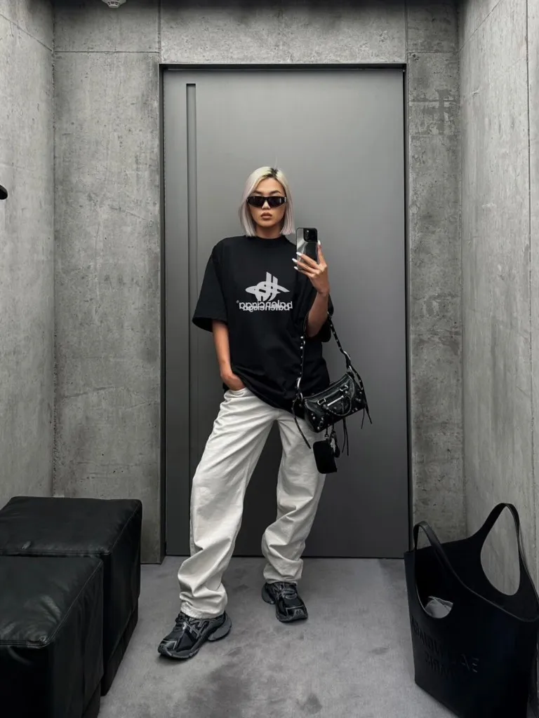 ♻️💯Upper body reference model picture❤️Top tested version Balenciaga 23SS same style short-sleeved T-shirt with overlapping letters for male and female couples Vintage plain knitted worsted fabric, stretch glue printing, large silhouette YB development uses specific heavyweight 16S fine cotton jersey fabric, 230g weight; with 32s+70D drawbar thread, 260g: 95/fine cotton*5% spandex double yarn rib. ‼ ️The worsted cotton material is light and breathable, feels soft and comfortable against the skin, has strong breathability and hygroscopicity; the threads are woven into combed cotton fabric using blending technology, which is not easy to wrinkle and does not require special care. ‼ ️High-density elastic glue printing! According to the original color, the same color glue material is specially selected, and high-elastic frame glue printing is selected. ‼ ️Increases the elasticity of the printed area, and at the same time has strong penetration and color fastness, especially on cotton fabrics. The details of the printing are very well handled, with no burrs or traces of crossing the border. ‼ ️After technical processing of the printing screen, the slurry can penetrate into the fabric where there is a pattern. The permeability is strong and the fabric texture is clearly visible. Classic loose unisex style, versatile, comfortable and easy to wear P:260 Size: XS-L