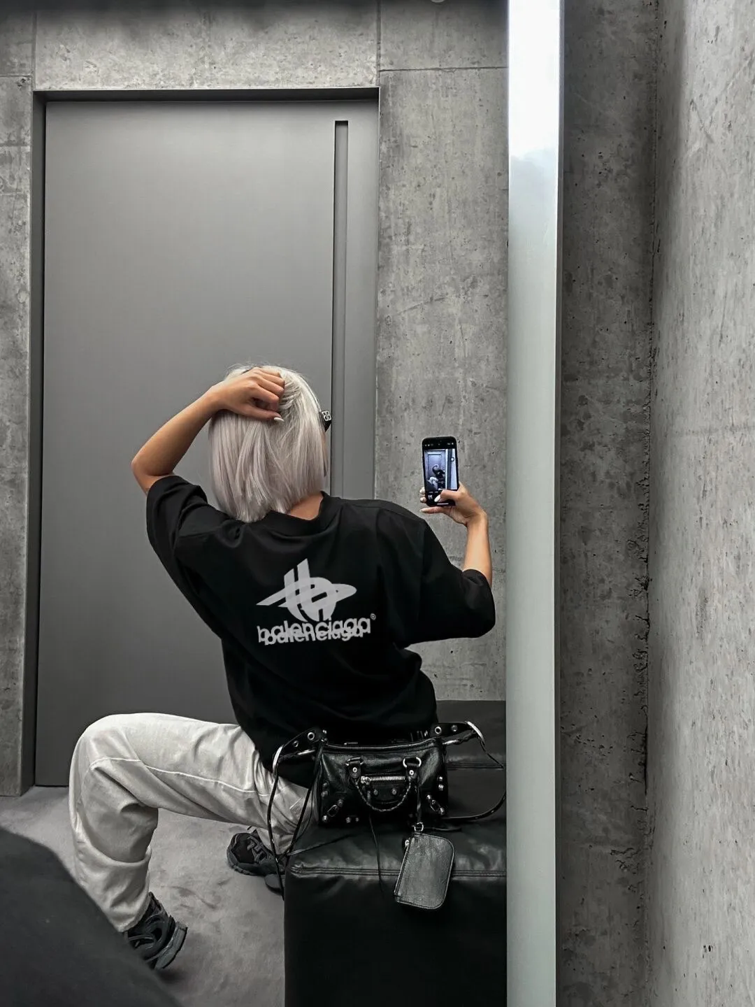 ♻️💯Upper body reference model picture❤️Top tested version Balenciaga 23SS same style short-sleeved T-shirt with overlapping letters for male and female couples Vintage plain knitted worsted fabric, stretch glue printing, large silhouette YB development uses specific heavyweight 16S fine cotton jersey fabric, 230g weight; with 32s+70D drawbar thread, 260g: 95/fine cotton*5% spandex double yarn rib. ‼ ️The worsted cotton material is light and breathable, feels soft and comfortable against the skin, has strong breathability and hygroscopicity; the threads are woven into combed cotton fabric using blending technology, which is not easy to wrinkle and does not require special care. ‼ ️High-density elastic glue printing! According to the original color, the same color glue material is specially selected, and high-elastic frame glue printing is selected. ‼ ️Increases the elasticity of the printed area, and at the same time has strong penetration and color fastness, especially on cotton fabrics. The details of the printing are very well handled, with no burrs or traces of crossing the border. ‼ ️After technical processing of the printing screen, the slurry can penetrate into the fabric where there is a pattern. The permeability is strong and the fabric texture is clearly visible. Classic loose unisex style, versatile, comfortable and easy to wear P:260 Size: XS-L