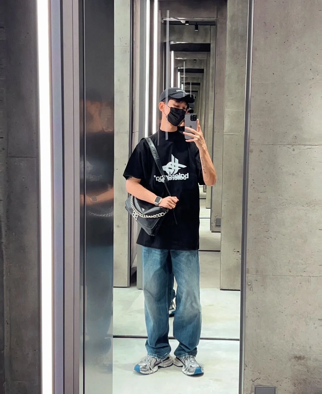 ♻️💯Upper body reference model picture❤️Top tested version Balenciaga 23SS same style short-sleeved T-shirt with overlapping letters for male and female couples Vintage plain knitted worsted fabric, stretch glue printing, large silhouette YB development uses specific heavyweight 16S fine cotton jersey fabric, 230g weight; with 32s+70D drawbar thread, 260g: 95/fine cotton*5% spandex double yarn rib. ‼ ️The worsted cotton material is light and breathable, feels soft and comfortable against the skin, has strong breathability and hygroscopicity; the threads are woven into combed cotton fabric using blending technology, which is not easy to wrinkle and does not require special care. ‼ ️High-density elastic glue printing! According to the original color, the same color glue material is specially selected, and high-elastic frame glue printing is selected. ‼ ️Increases the elasticity of the printed area, and at the same time has strong penetration and color fastness, especially on cotton fabrics. The details of the printing are very well handled, with no burrs or traces of crossing the border. ‼ ️After technical processing of the printing screen, the slurry can penetrate into the fabric where there is a pattern. The permeability is strong and the fabric texture is clearly visible. Classic loose unisex style, versatile, comfortable and easy to wear P:260 Size: XS-L