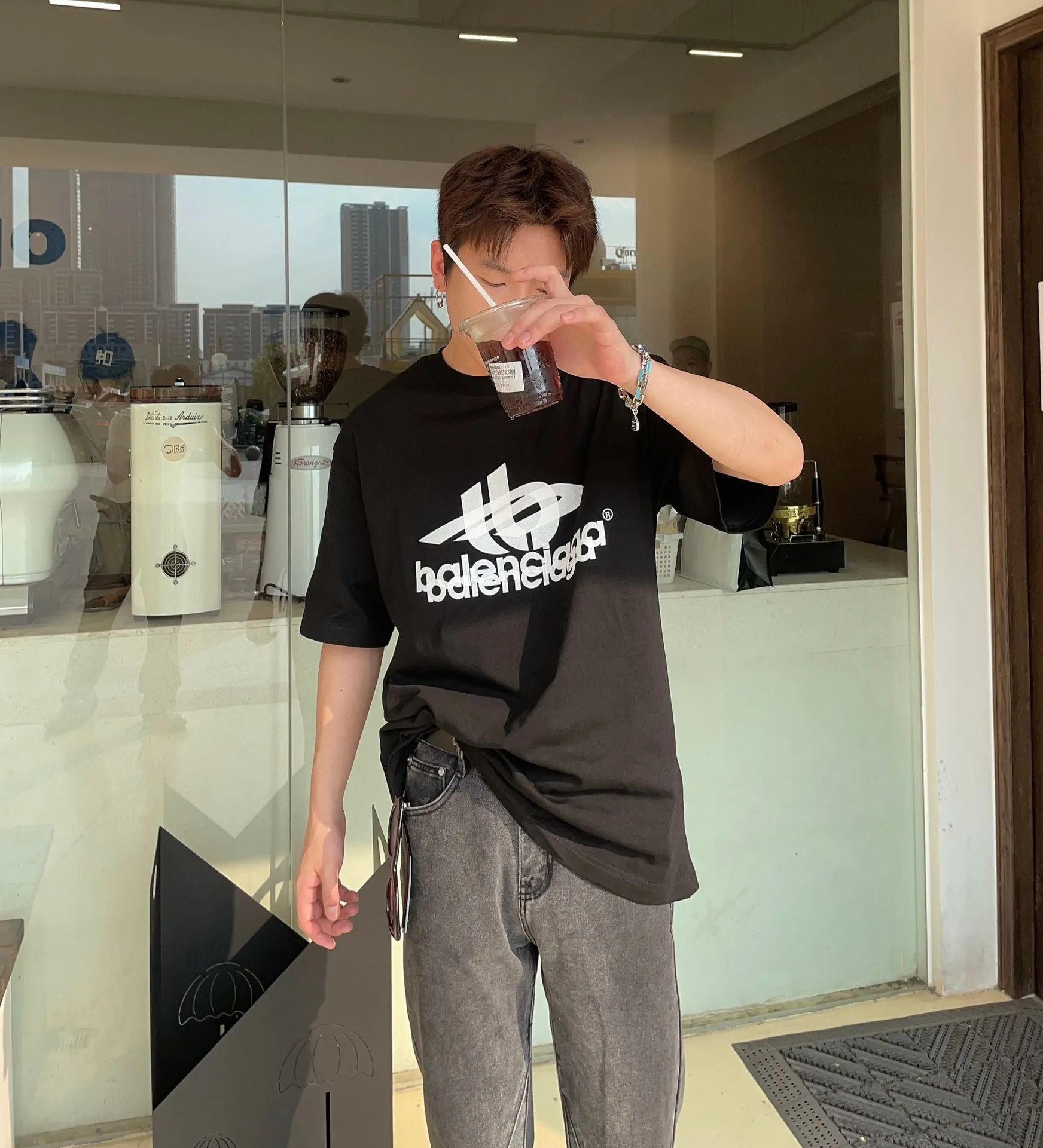 ♻️💯Upper body reference model picture❤️Top tested version Balenciaga 23SS same style short-sleeved T-shirt with overlapping letters for male and female couples Vintage plain knitted worsted fabric, stretch glue printing, large silhouette YB development uses specific heavyweight 16S fine cotton jersey fabric, 230g weight; with 32s+70D drawbar thread, 260g: 95/fine cotton*5% spandex double yarn rib. ‼ ️The worsted cotton material is light and breathable, feels soft and comfortable against the skin, has strong breathability and hygroscopicity; the threads are woven into combed cotton fabric using blending technology, which is not easy to wrinkle and does not require special care. ‼ ️High-density elastic glue printing! According to the original color, the same color glue material is specially selected, and high-elastic frame glue printing is selected. ‼ ️Increases the elasticity of the printed area, and at the same time has strong penetration and color fastness, especially on cotton fabrics. The details of the printing are very well handled, with no burrs or traces of crossing the border. ‼ ️After technical processing of the printing screen, the slurry can penetrate into the fabric where there is a pattern. The permeability is strong and the fabric texture is clearly visible. Classic loose unisex style, versatile, comfortable and easy to wear P:260 Size: XS-L