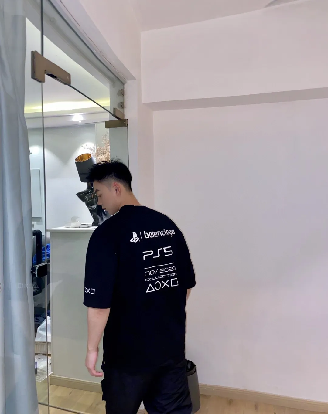 ♻️💯Reference model picture for the upper body❤️The top tested version BALENCIAGA 21SS PS5 collaboration pure cotton short-sleeved TEE for men and women couples. The fabric uses 260 grams of double yarn cotton smooth fabric. Three-dimensional tailoring. Full drape. The fabrics are all washed and pre-shrunk. Will not shrink after washing. Not easy to deform. Does not fade. Comfortable and breathable. Custom-dyed threads. Full set of customized accessories. Printing uses glue printing technology imported from Japan. The fine texture is integrated with the fabric. A novel and interesting design. The PS5 game buttons are printed on the clothes. As a very good-looking Balenciaga collaboration model, the OverSize version is recommended. Size: XS-L Color: Black White P: 240