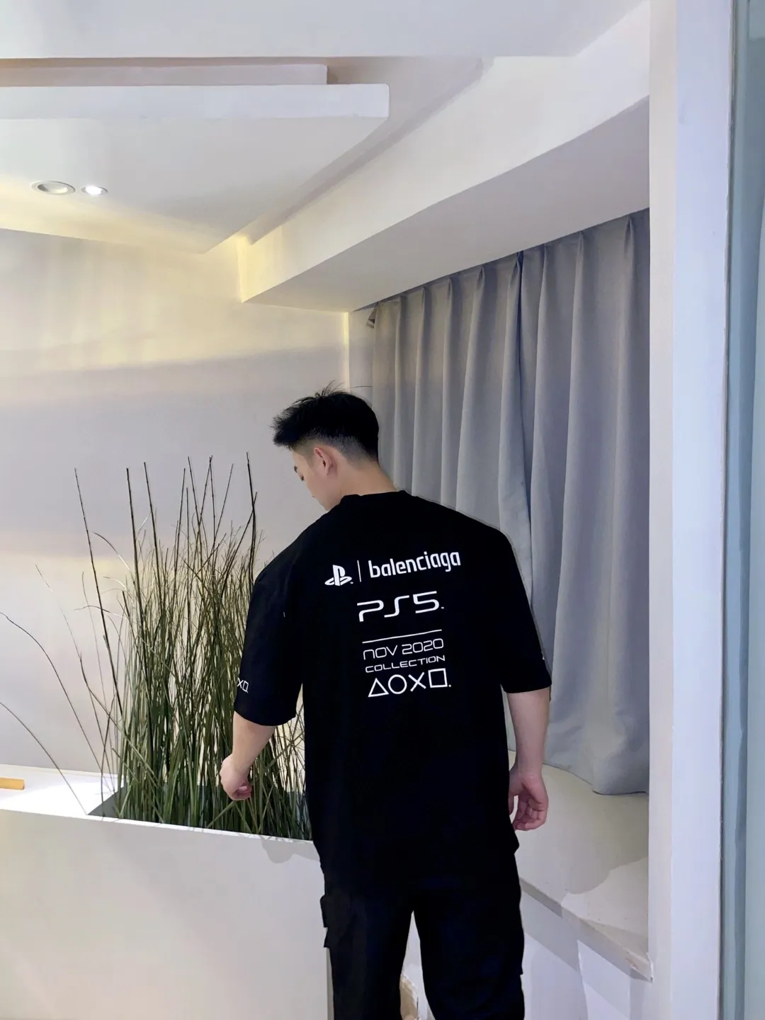 ♻️💯Reference model picture for the upper body❤️The top tested version BALENCIAGA 21SS PS5 collaboration pure cotton short-sleeved TEE for men and women couples. The fabric uses 260 grams of double yarn cotton smooth fabric. Three-dimensional tailoring. Full drape. The fabrics are all washed and pre-shrunk. Will not shrink after washing. Not easy to deform. Does not fade. Comfortable and breathable. Custom-dyed threads. Full set of customized accessories. Printing uses glue printing technology imported from Japan. The fine texture is integrated with the fabric. A novel and interesting design. The PS5 game buttons are printed on the clothes. As a very good-looking Balenciaga collaboration model, the OverSize version is recommended. Size: XS-L Color: Black White P: 240