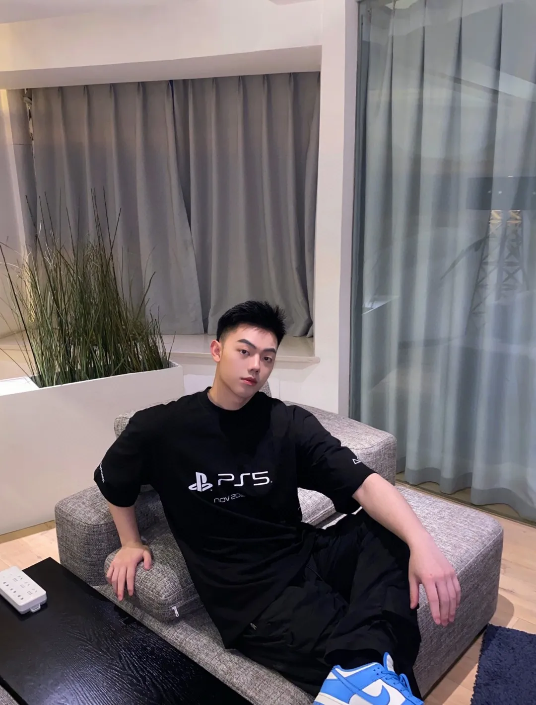 ♻️💯Reference model picture for the upper body❤️The top tested version BALENCIAGA 21SS PS5 collaboration pure cotton short-sleeved TEE for men and women couples. The fabric uses 260 grams of double yarn cotton smooth fabric. Three-dimensional tailoring. Full drape. The fabrics are all washed and pre-shrunk. Will not shrink after washing. Not easy to deform. Does not fade. Comfortable and breathable. Custom-dyed threads. Full set of customized accessories. Printing uses glue printing technology imported from Japan. The fine texture is integrated with the fabric. A novel and interesting design. The PS5 game buttons are printed on the clothes. As a very good-looking Balenciaga collaboration model, the OverSize version is recommended. Size: XS-L Color: Black White P: 240