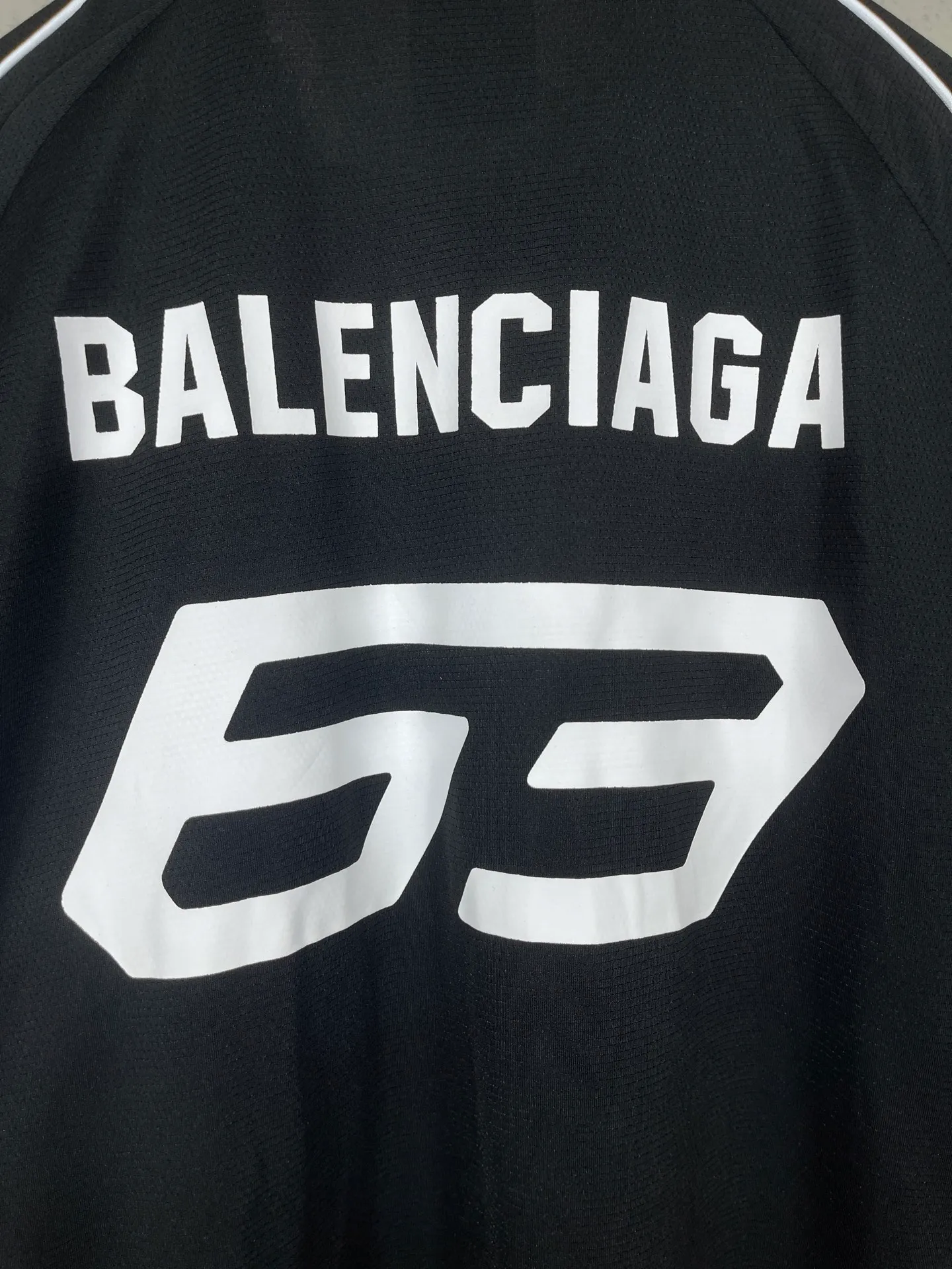 🅿️226 Actual pictures [Top version. Official website quality] BALENCI*GA/Paris co-branded Lamborghini jersey, printed embroidery on the front and back, embroidered on the left and right sleeves, multi-position short-sleeved T-shirt #overweight craftsmanship. SS25 latest model. Research and development at the first time, different market currencies. Comparisons welcome. The fabric is made of custom-woven sports fabric that absorbs moisture and is comfortable and dry. Whether you are doing sports or fitness or going out on the street every day, you can easily become the center of attention. Stretch ribbing at neckline. Weighing 260 grams, the cloth surface is clean. The cloth pattern is clear, soft and comfortable. The threads are dyed with no color difference. The printing uses imported environmentally friendly rubber paddles. The embroidery is done using imported Tajima embroidery machines. The pattern letters are clear, three-dimensional and without burrs. Jubie market produces pictures based on pictures. Welcome to compare. The version adopts OS loose shoulder design. Same style for men and women. Code: BL253691 Color: black, white Size: XS S M L