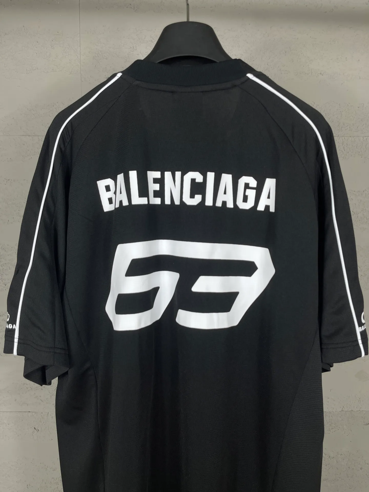 🅿️226 Actual pictures [Top version. Official website quality] BALENCI*GA/Paris co-branded Lamborghini jersey, printed embroidery on the front and back, embroidered on the left and right sleeves, multi-position short-sleeved T-shirt #overweight craftsmanship. SS25 latest model. Research and development at the first time, different market currencies. Comparisons welcome. The fabric is made of custom-woven sports fabric that absorbs moisture and is comfortable and dry. Whether you are doing sports or fitness or going out on the street every day, you can easily become the center of attention. Stretch ribbing at neckline. Weighing 260 grams, the cloth surface is clean. The cloth pattern is clear, soft and comfortable. The threads are dyed with no color difference. The printing uses imported environmentally friendly rubber paddles. The embroidery is done using imported Tajima embroidery machines. The pattern letters are clear, three-dimensional and without burrs. Jubie market produces pictures based on pictures. Welcome to compare. The version adopts OS loose shoulder design. Same style for men and women. Code: BL253691 Color: black, white Size: XS S M L