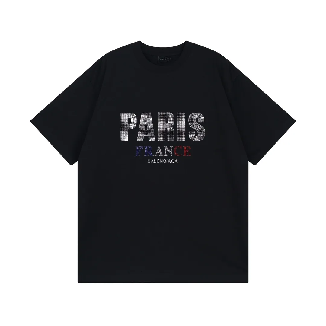 🅿️190 real photos [Top version. Official website quality] BALENCI*GA/Paris BALENCI*GA# new model, with paris. Stress art wood works on the front and rhinestone short-sleeved T-shirt on the back. . Brick cabinet synchronization. The fabric is made of Paris ZP custom-woven and dyed 100% cotton with double yarn and compact cotton. The weight is 260 grams. The cloth surface is clean. The cloth pattern is clear. It is soft and comfortable. It has good color fastness and is not easy to change color. The threads are woven and dyed with no color difference. The front hot diamond is made of imported Austrian diamond, which has good gloss and is not easy to fall off. Comparisons welcome. Restore brick cabinet. The version adopts OS loose shoulder version. Same style for men and women. Code: BL223397 Color: black, pink Size: XS S M L