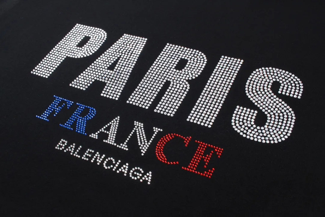 🅿️190 real photos [Top version. Official website quality] BALENCI*GA/Paris BALENCI*GA# new model, with paris. Stress art wood works on the front and rhinestone short-sleeved T-shirt on the back. . Brick cabinet synchronization. The fabric is made of Paris ZP custom-woven and dyed 100% cotton with double yarn and compact cotton. The weight is 260 grams. The cloth surface is clean. The cloth pattern is clear. It is soft and comfortable. It has good color fastness and is not easy to change color. The threads are woven and dyed with no color difference. The front hot diamond is made of imported Austrian diamond, which has good gloss and is not easy to fall off. Comparisons welcome. Restore brick cabinet. The version adopts OS loose shoulder version. Same style for men and women. Code: BL223397 Color: black, pink Size: XS S M L