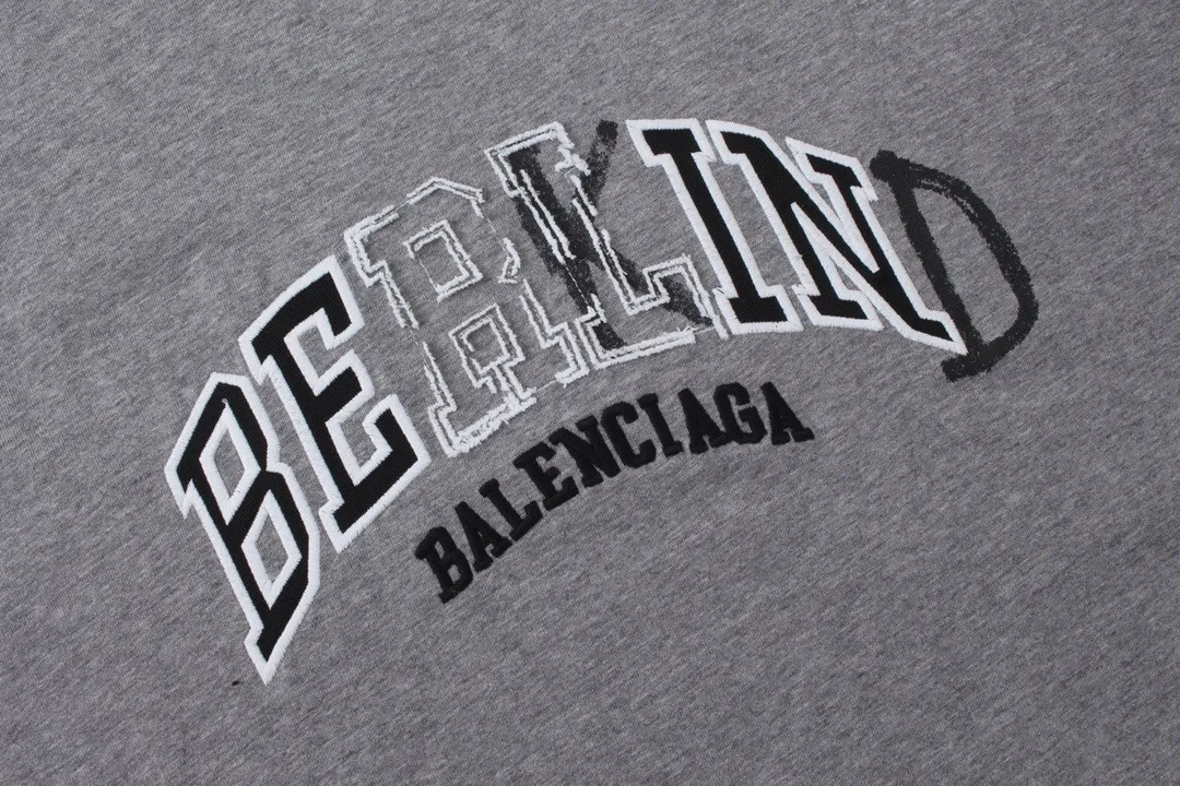 🅿️230 real photos [Top version. Official website quality] BALENCI*GA/Paris BALENCI*GA#2024 latest model, classic letter LOGO graffiti. Toothbrush embroidery ready-to-wear distressed short-sleeved T-shirt. Brick cabinet synchronization. Genuine products are developed and developed in the first time. Welcome to compare! The fabric is made of Paris ZP custom-woven and dyed 100% cotton double-yarn compact cotton. The weight is 260 grams. The cloth surface is clean. The cloth pattern is clear. It is soft and comfortable. It has good color fastness and is not easy to change color. The threads are woven and dyed with no color difference. The embroidery is done using imported Tajima embroidery machines. Super 12W needle and thread, three-dimensional effect, clear lines. No burrs and miscellaneous threads, ultra-high craftsmanship embroidery. Ready-to-wear clothing has a worn-in effect. The version adopts OS loose shoulder design. Same style for men and women. Code: BL225022 Color: dark blue gray, floral gray Size: XS S M L