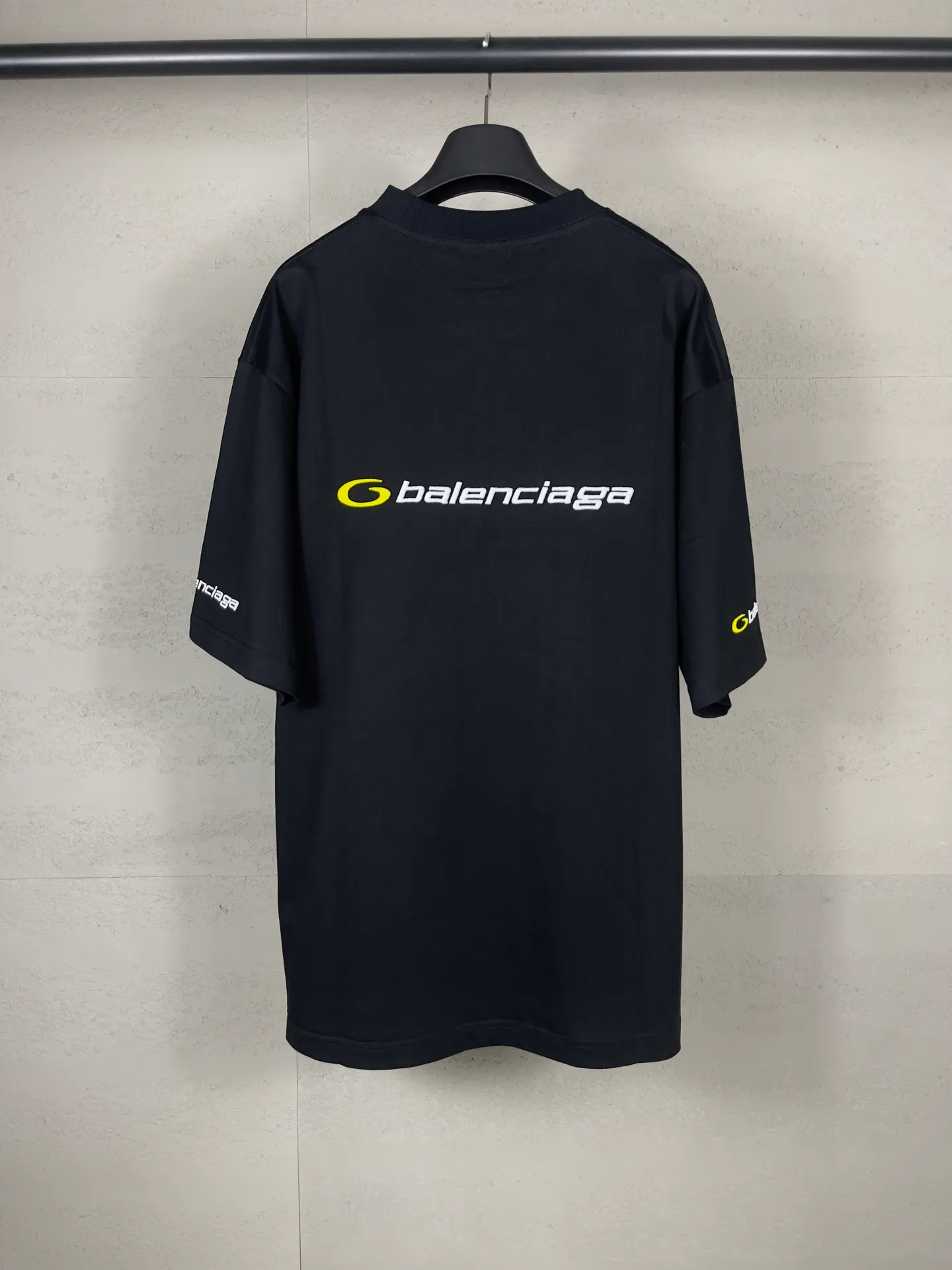🅿️194 Real photos [Top version. Official website quality] BALENCI*GA/Paris BALENCI*GA# new style, 2025 new letter LOGO on the front and back, exquisite embroidery on the left and right cuffs of short-sleeved T-shirts. Brick cabinet synchronization. Welcome to compare. The fabric is made of Paris ZP custom-woven and dyed 100% cotton double-yarn compact cotton. The weight is 260 grams. The cloth surface is clean. The cloth pattern is clear. It is soft and comfortable. It has good color fastness and is not easy to change color. The threads are woven and dyed with no color difference. The embroidery is done using a Tajima embroidery machine, with clear patterns and three-dimensional letters. Comparisons welcome. Restore brick cabinet. The version adopts OS loose shoulder version. Same style for men and women. Code: BL253680 Color: black. Mist Blue Size: XS S M L