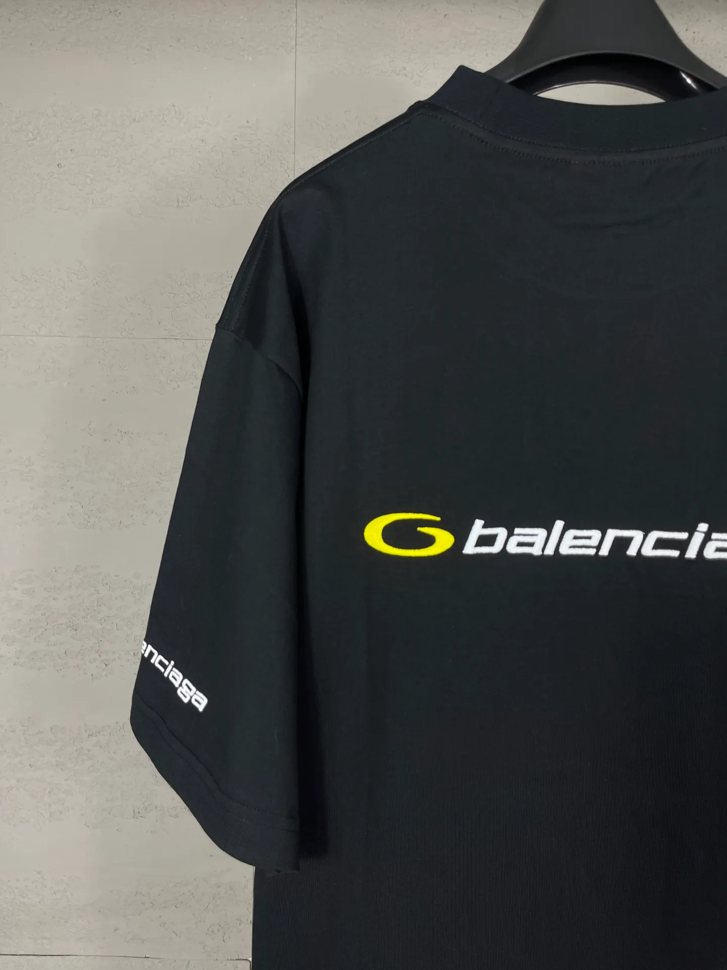 🅿️194 Real photos [Top version. Official website quality] BALENCI*GA/Paris BALENCI*GA# new style, 2025 new letter LOGO on the front and back, exquisite embroidery on the left and right cuffs of short-sleeved T-shirts. Brick cabinet synchronization. Welcome to compare. The fabric is made of Paris ZP custom-woven and dyed 100% cotton double-yarn compact cotton. The weight is 260 grams. The cloth surface is clean. The cloth pattern is clear. It is soft and comfortable. It has good color fastness and is not easy to change color. The threads are woven and dyed with no color difference. The embroidery is done using a Tajima embroidery machine, with clear patterns and three-dimensional letters. Comparisons welcome. Restore brick cabinet. The version adopts OS loose shoulder version. Same style for men and women. Code: BL253680 Color: black. Mist Blue Size: XS S M L