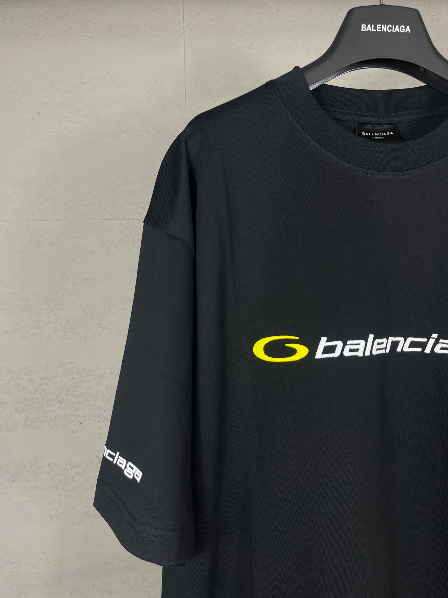 🅿️194 Real photos [Top version. Official website quality] BALENCI*GA/Paris BALENCI*GA# new style, 2025 new letter LOGO on the front and back, exquisite embroidery on the left and right cuffs of short-sleeved T-shirts. Brick cabinet synchronization. Welcome to compare. The fabric is made of Paris ZP custom-woven and dyed 100% cotton double-yarn compact cotton. The weight is 260 grams. The cloth surface is clean. The cloth pattern is clear. It is soft and comfortable. It has good color fastness and is not easy to change color. The threads are woven and dyed with no color difference. The embroidery is done using a Tajima embroidery machine, with clear patterns and three-dimensional letters. Comparisons welcome. Restore brick cabinet. The version adopts OS loose shoulder version. Same style for men and women. Code: BL253680 Color: black. Mist Blue Size: XS S M L