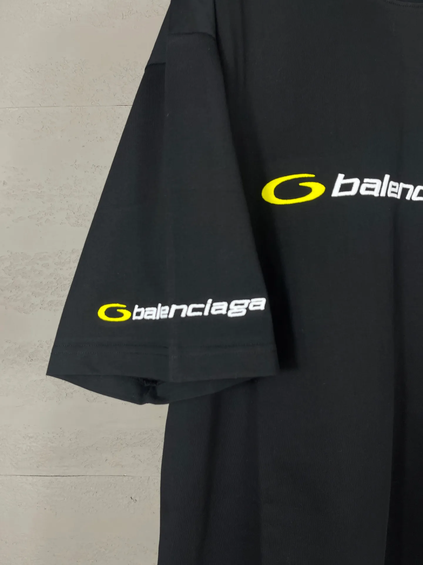 🅿️194 Real photos [Top version. Official website quality] BALENCI*GA/Paris BALENCI*GA# new style, 2025 new letter LOGO on the front and back, exquisite embroidery on the left and right cuffs of short-sleeved T-shirts. Brick cabinet synchronization. Welcome to compare. The fabric is made of Paris ZP custom-woven and dyed 100% cotton double-yarn compact cotton. The weight is 260 grams. The cloth surface is clean. The cloth pattern is clear. It is soft and comfortable. It has good color fastness and is not easy to change color. The threads are woven and dyed with no color difference. The embroidery is done using a Tajima embroidery machine, with clear patterns and three-dimensional letters. Comparisons welcome. Restore brick cabinet. The version adopts OS loose shoulder version. Same style for men and women. Code: BL253680 Color: black. Mist Blue Size: XS S M L