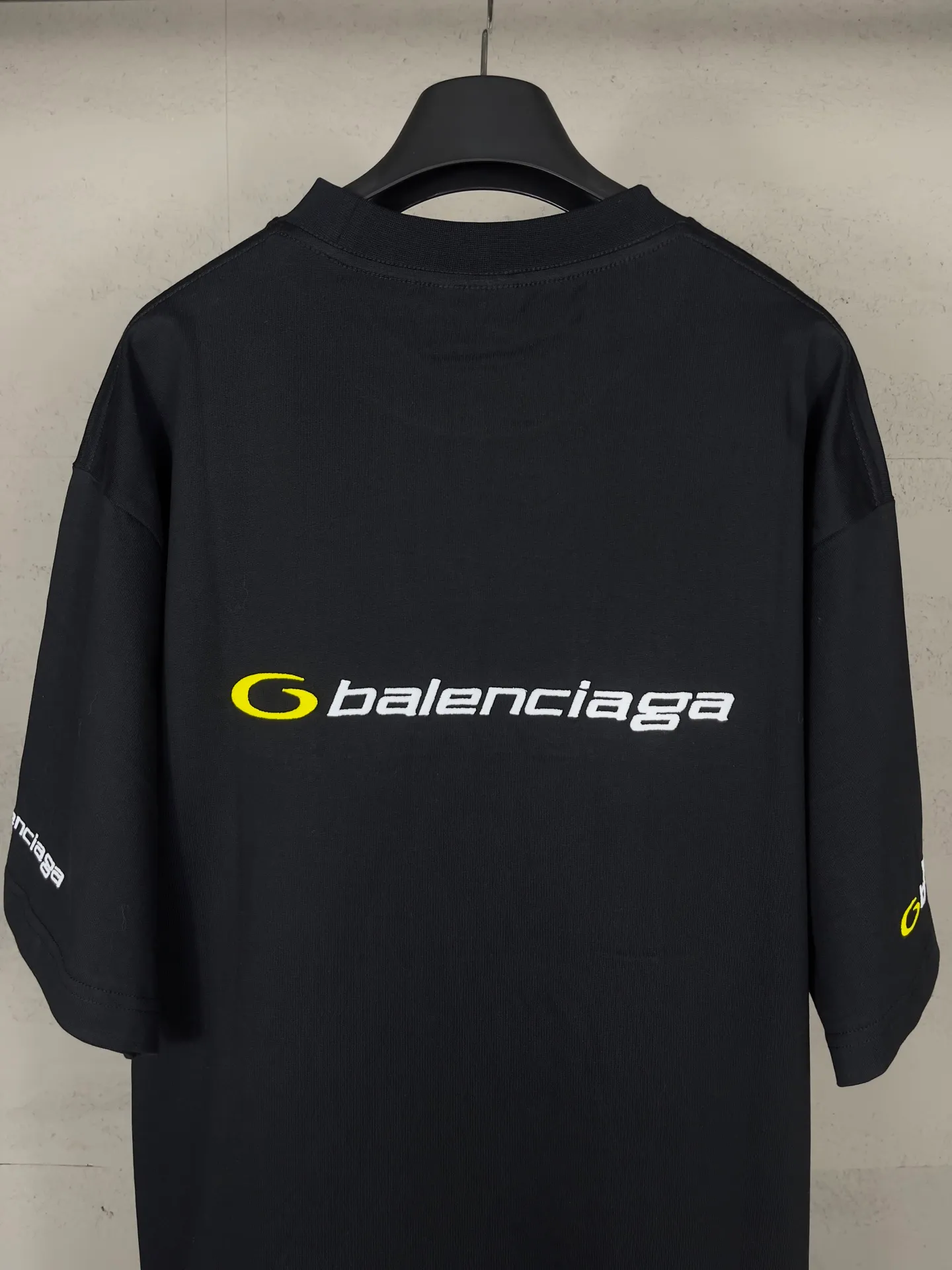 🅿️194 Real photos [Top version. Official website quality] BALENCI*GA/Paris BALENCI*GA# new style, 2025 new letter LOGO on the front and back, exquisite embroidery on the left and right cuffs of short-sleeved T-shirts. Brick cabinet synchronization. Welcome to compare. The fabric is made of Paris ZP custom-woven and dyed 100% cotton double-yarn compact cotton. The weight is 260 grams. The cloth surface is clean. The cloth pattern is clear. It is soft and comfortable. It has good color fastness and is not easy to change color. The threads are woven and dyed with no color difference. The embroidery is done using a Tajima embroidery machine, with clear patterns and three-dimensional letters. Comparisons welcome. Restore brick cabinet. The version adopts OS loose shoulder version. Same style for men and women. Code: BL253680 Color: black. Mist Blue Size: XS S M L
