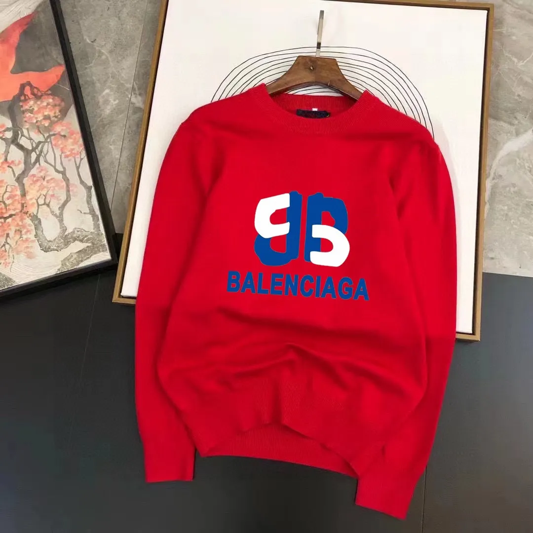 🅿️240 【BALENCIAGA】Autumn and winter classic round neck pullover sweater, in full condition! ! ! Wool blended fabric, the latest model in 2025, golden ratio! ! Slim-fitting soft gold, versatile and practical item, the combination and practicality are extremely powerful, simple and elegant, and classy! To create your own style, it is highly recommended to buy it in two colors. The standard slim fit tailoring process is suitable for both young and old men. It is knitted from wool and will not cause any discomfort! While keeping warm, it is stylish, textured and wearable, and the classic logo with contrasting colors on the chest feels in place! ! Recommended for regular customers! ! Size M-3XL (maximum wear: 190 pounds)