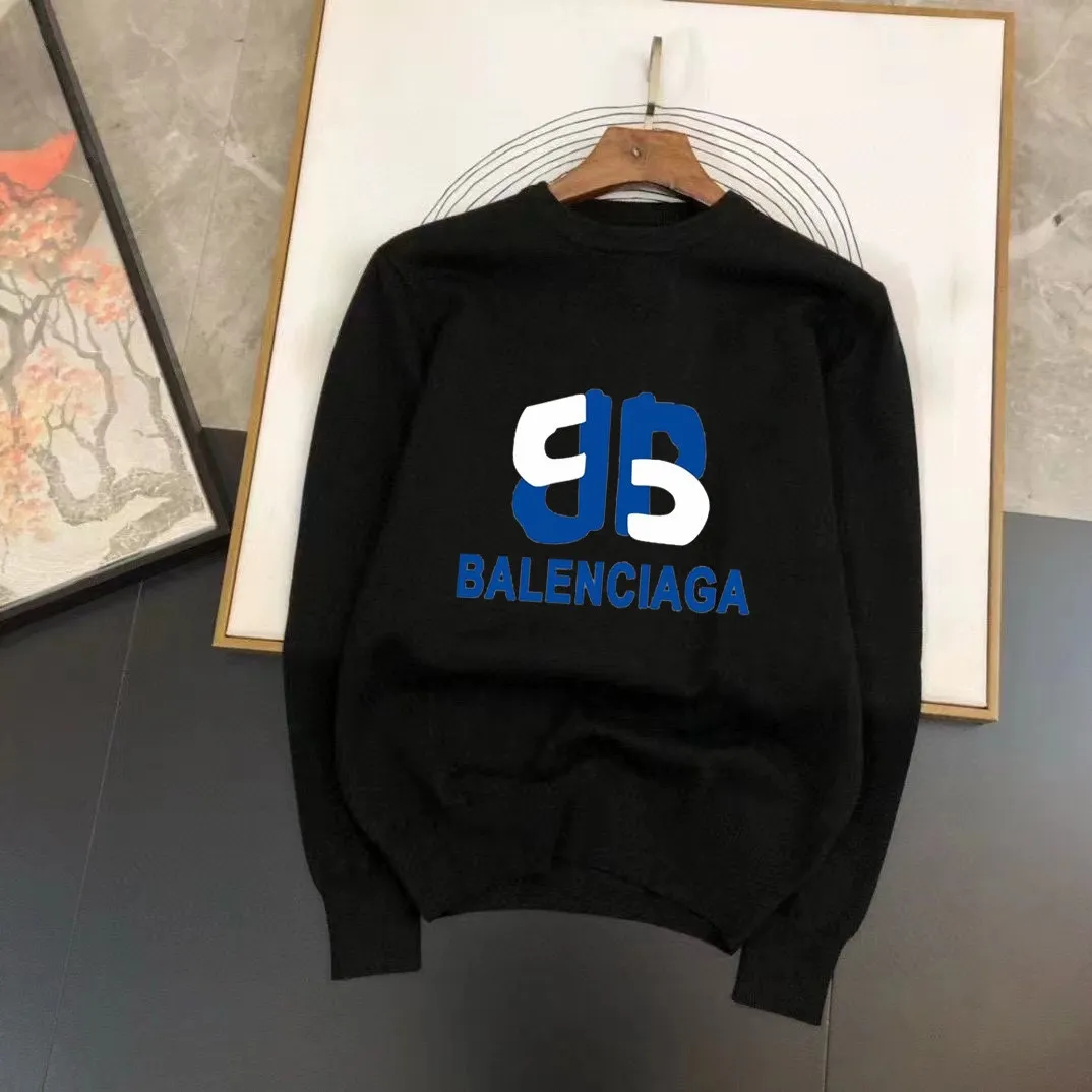 🅿️240 【BALENCIAGA】Autumn and winter classic round neck pullover sweater, in full condition! ! ! Wool blended fabric, the latest model in 2025, golden ratio! ! Slim-fitting soft gold, versatile and practical item, the combination and practicality are extremely powerful, simple and elegant, and classy! To create your own style, it is highly recommended to buy it in two colors. The standard slim fit tailoring process is suitable for both young and old men. It is knitted from wool and will not cause any discomfort! While keeping warm, it is stylish, textured and wearable, and the classic logo with contrasting colors on the chest feels in place! ! Recommended for regular customers! ! Size M-3XL (maximum wear: 190 pounds)