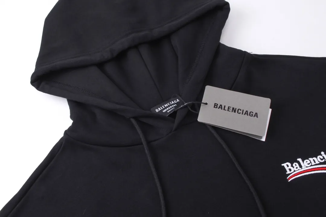 🅿️296 Detailed picture [Top version. Official website quality] BALENCI*GA/Paris. Classic style, #COLA Embroidered Hooded Long-Sleeve Sweatshirt# The fabric is made of Paris ZP custom-woven and dyed cotton terry sweatshirt, with a weight of 450 grams. The cloth surface is clean. The cloth pattern is clear, soft and comfortable. The threads are dyed with no color difference. The classic letter LOGO pattern is embroidered with an imported Tajima embroidery machine. The letters are clear and have a strong three-dimensional effect. Restored brick cabinets. Welcome to compare. The version adopts OS loose shoulder version. Same style for men and women. Code: BL238035 Color: black, white, cement white, dark gray Size: XS S M L