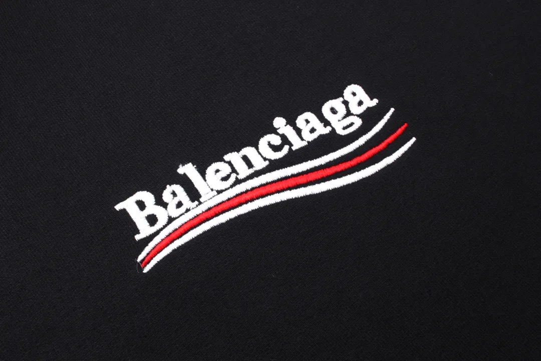 🅿️296 Detailed picture [Top version. Official website quality] BALENCI*GA/Paris. Classic style, #COLA Embroidered Hooded Long-Sleeve Sweatshirt# The fabric is made of Paris ZP custom-woven and dyed cotton terry sweatshirt, with a weight of 450 grams. The cloth surface is clean. The cloth pattern is clear, soft and comfortable. The threads are dyed with no color difference. The classic letter LOGO pattern is embroidered with an imported Tajima embroidery machine. The letters are clear and have a strong three-dimensional effect. Restored brick cabinets. Welcome to compare. The version adopts OS loose shoulder version. Same style for men and women. Code: BL238035 Color: black, white, cement white, dark gray Size: XS S M L