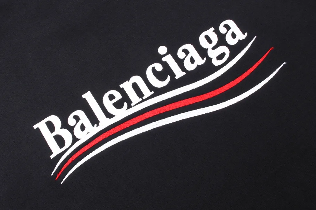 🅿️296 Detailed picture [Top version. Official website quality] BALENCI*GA/Paris. Classic style, #COLA Embroidered Hooded Long-Sleeve Sweatshirt# The fabric is made of Paris ZP custom-woven and dyed cotton terry sweatshirt, with a weight of 450 grams. The cloth surface is clean. The cloth pattern is clear, soft and comfortable. The threads are dyed with no color difference. The classic letter LOGO pattern is embroidered with an imported Tajima embroidery machine. The letters are clear and have a strong three-dimensional effect. Restored brick cabinets. Welcome to compare. The version adopts OS loose shoulder version. Same style for men and women. Code: BL238035 Color: black, white, cement white, dark gray Size: XS S M L