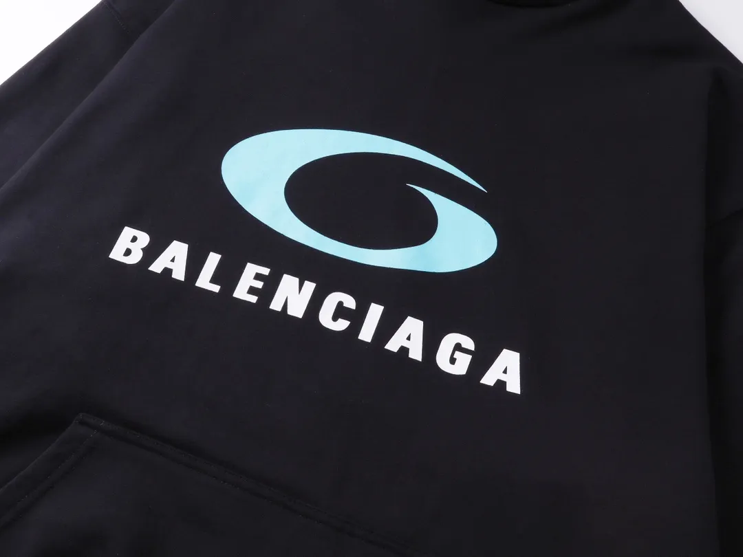 🅿️300 real photos [Top version. Official website quality] BALENCI*GA/Paris. SS24 latest model, LOOP SPORTS ICON printed hooded sweatshirt. Brick cabinet synchronization. Genuine product developed in the first time, happy to print and compare! The fabric is made of Paris ZP custom-woven and dyed cotton sweatshirt. Weighing 460 grams, the cloth surface is clean. The cloth pattern is clear, soft and comfortable. The threads are dyed with no color difference. The printing uses environmentally friendly imported materials. The letters are clear and the effect is three-dimensional. The version adopts OS loose shoulder design. Same style for men and women. Code: BL238901 Color: Black Size: XS S M L
