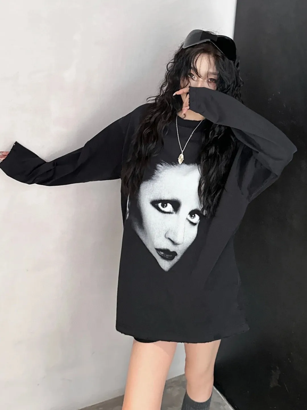🎀Hot model pictures🎀Top version of Balenciaga Mins joint series, portrait printed long-sleeved T-shirt, same style for men and women. Simple yet stylish retro, made of original customized high-weight double-ply fabric. The fabric feels solid and very classy. It is soft and delicate next to the body, very refined. It shows taste. The loose OS cut is in line with the current trend aesthetic. Original fabric, the same official style, customized 400g terry double-ply fabric + thread dyed fabric in the same vat, very comfortable to the touch, synchronized with the latest counters in autumn and winter, OS off-shoulder version, fashionable and individual, super versatile and good-looking, very suitable for both men and women, a must-have style, hang tag, collar label, washed wheat, complete with three standards, color: black, size: S-L P:320