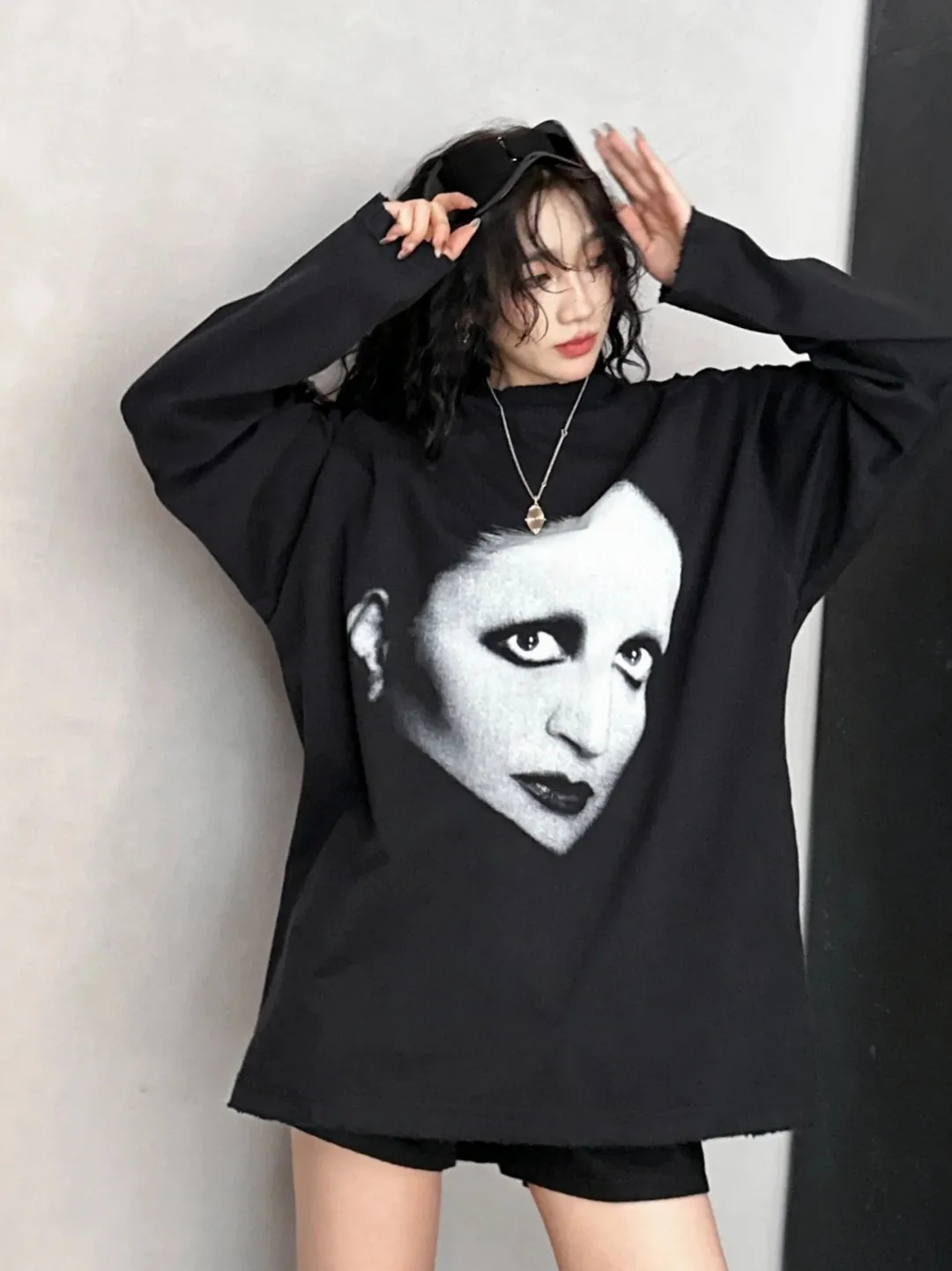 🎀Hot model pictures🎀Top version of Balenciaga Mins joint series, portrait printed long-sleeved T-shirt, same style for men and women. Simple yet stylish retro, made of original customized high-weight double-ply fabric. The fabric feels solid and very classy. It is soft and delicate next to the body, very refined. It shows taste. The loose OS cut is in line with the current trend aesthetic. Original fabric, the same official style, customized 400g terry double-ply fabric + thread dyed fabric in the same vat, very comfortable to the touch, synchronized with the latest counters in autumn and winter, OS off-shoulder version, fashionable and individual, super versatile and good-looking, very suitable for both men and women, a must-have style, hang tag, collar label, washed wheat, complete with three standards, color: black, size: S-L P:320